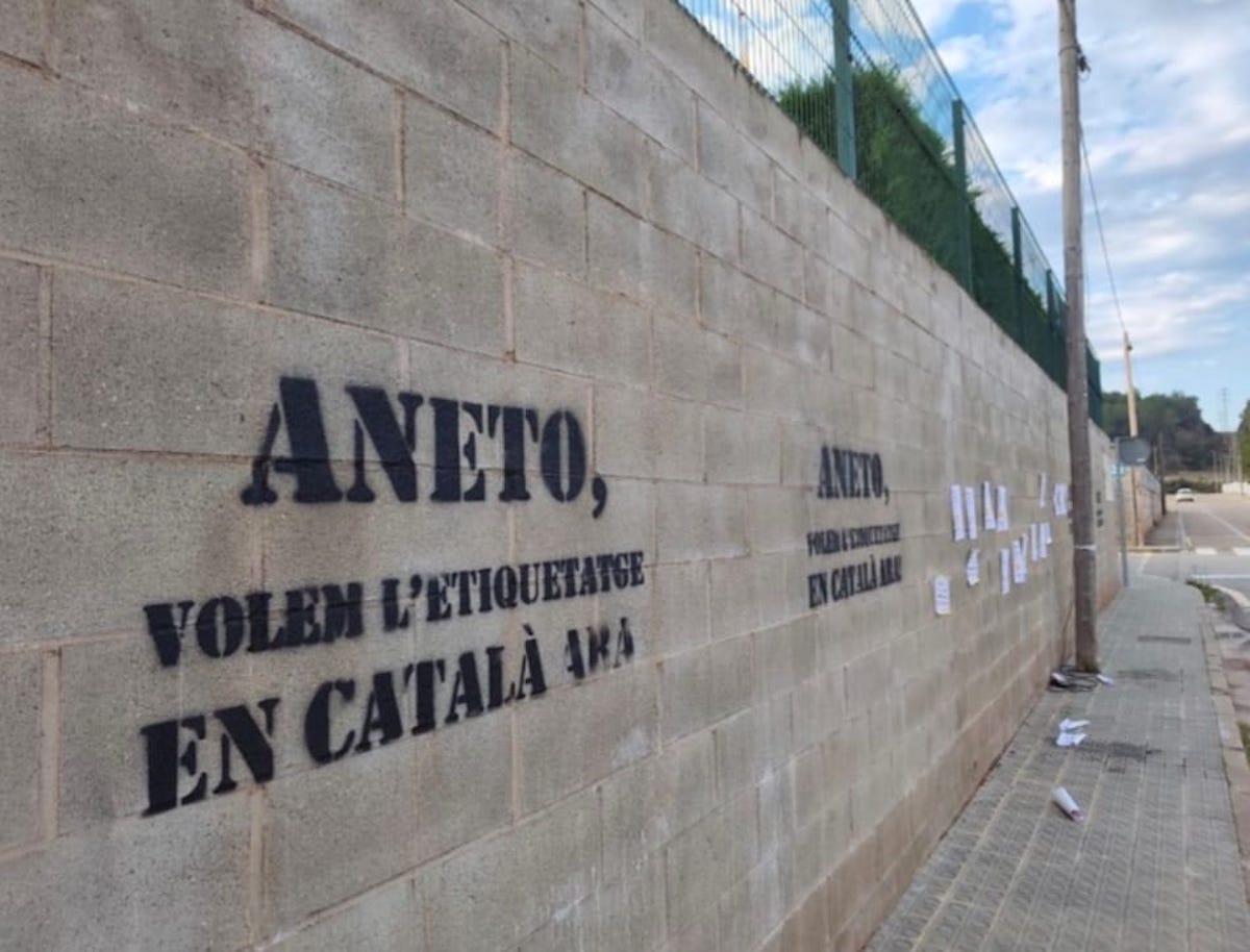 Algunes de les pintades que han aparegut al municipi d'Artés exigint que Aneto etiqueti en català els seus productes / Plataforma per la Llengua,