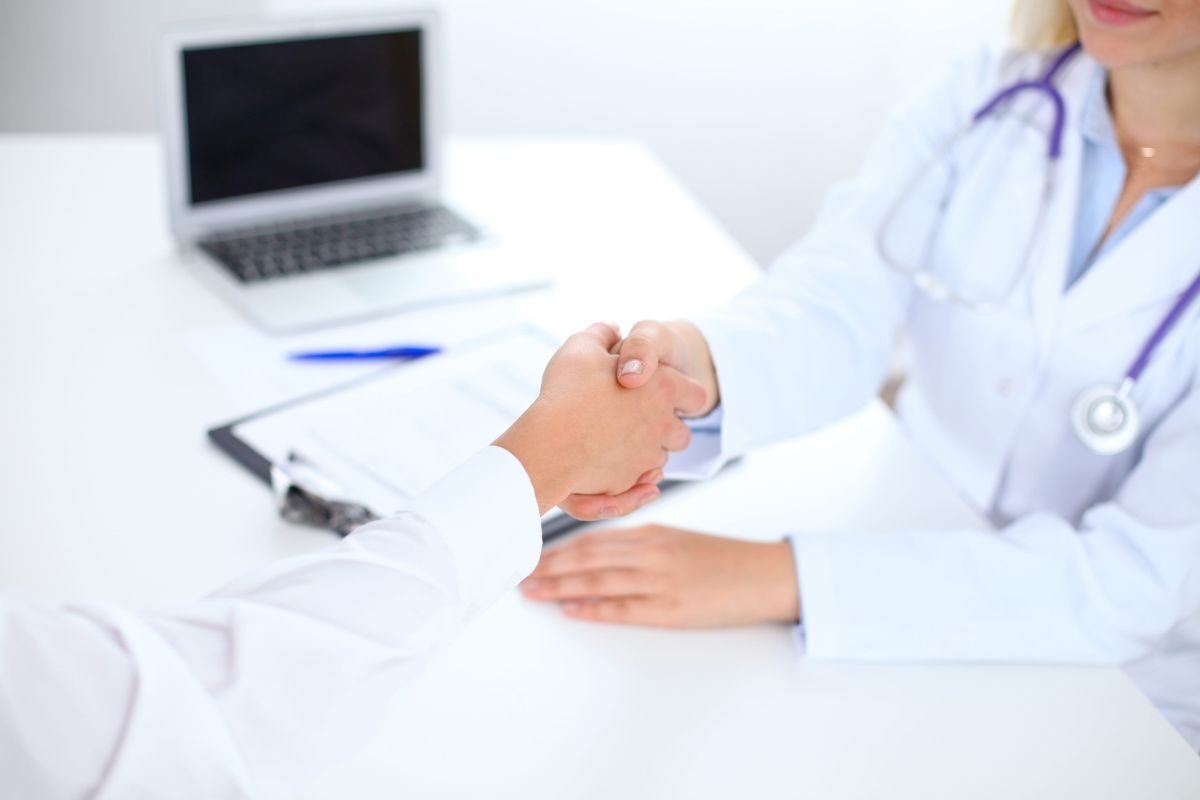 Doctora en una consulta | Foto de 123RF/akkamulator