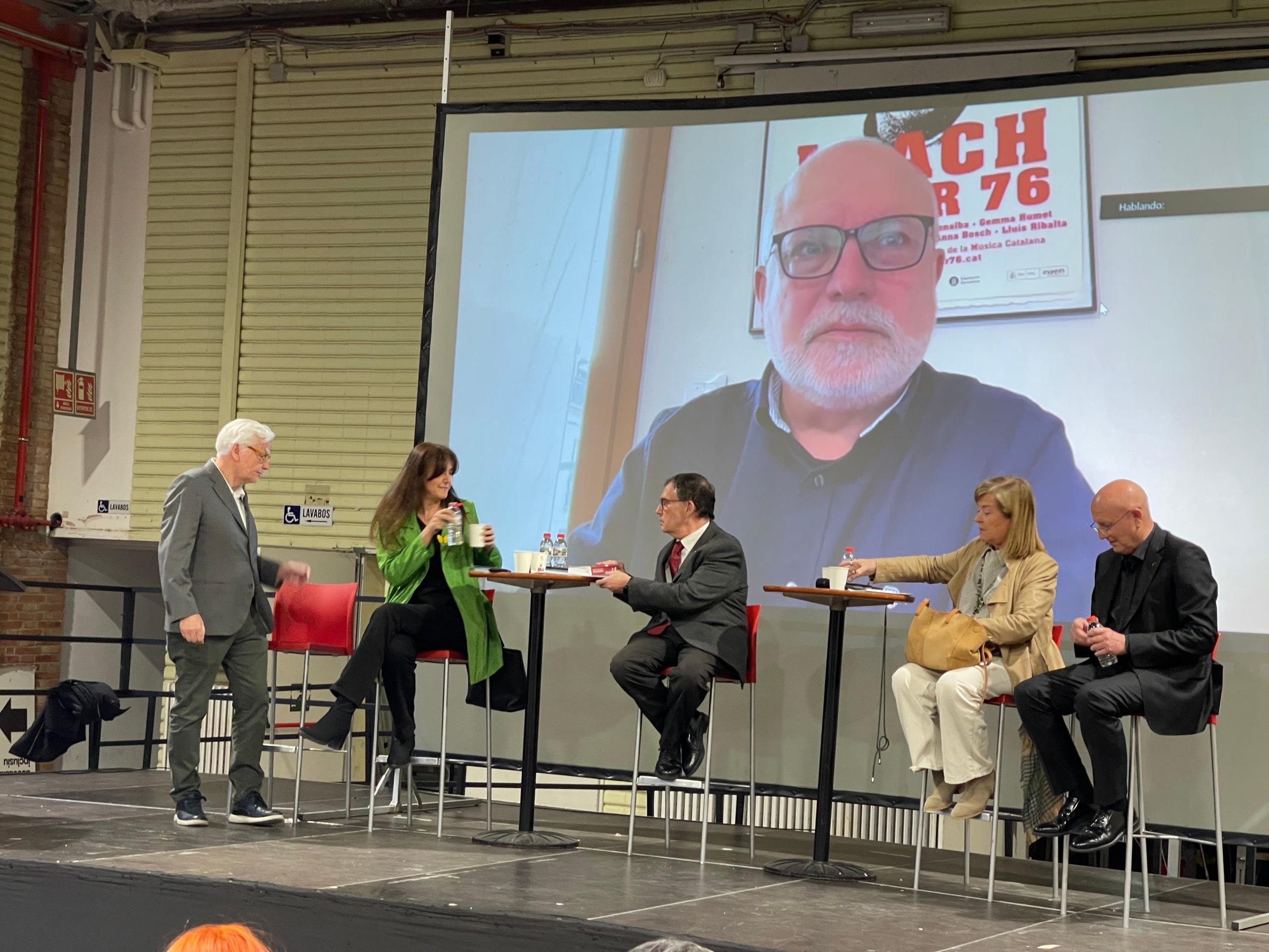 El conseller Puig telemàticament, amb els exconsellers Ponsa, Tresserras, Borràs i Mascarell a les Cotxeres de sants/Quico Sallés