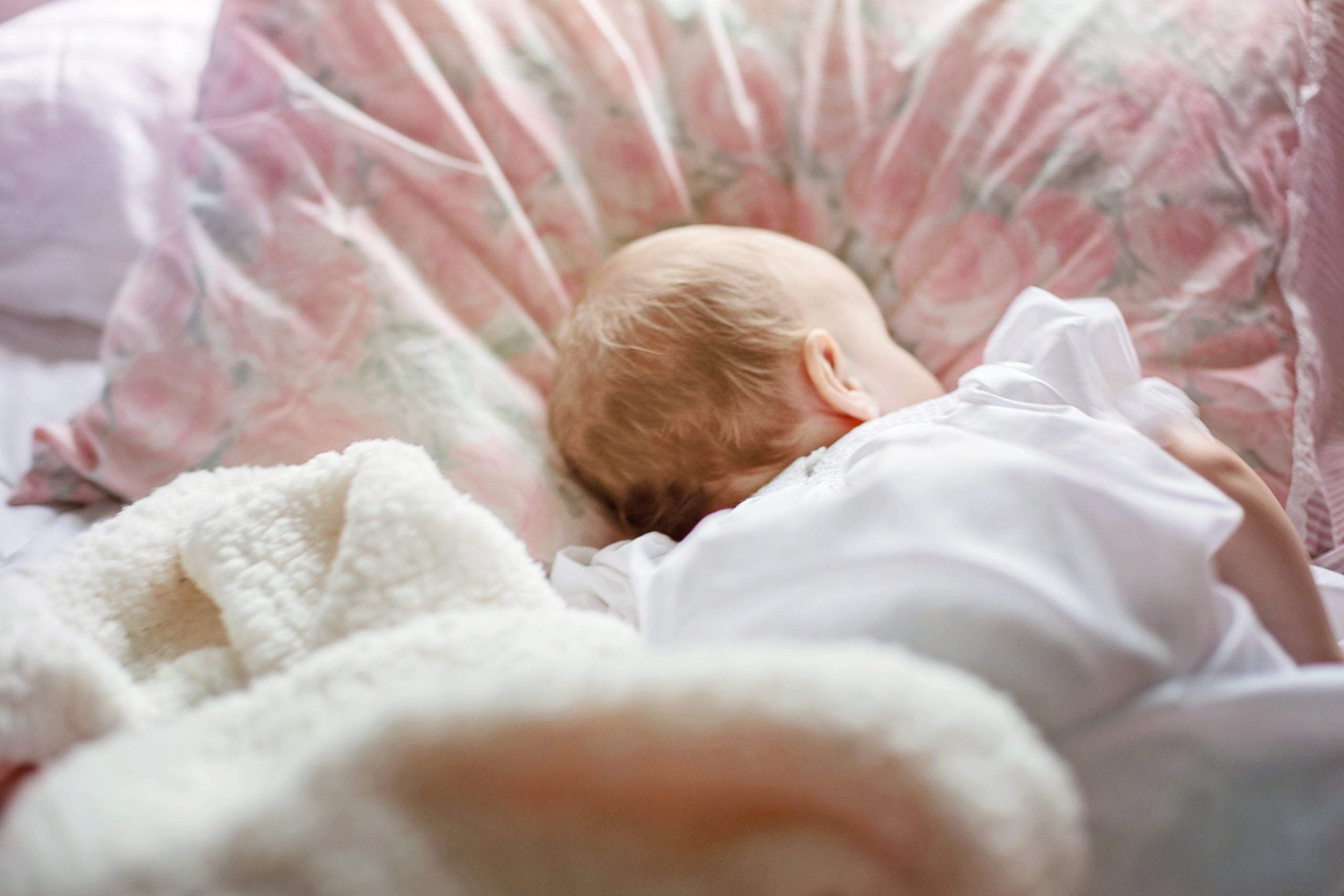 Un bebé en la cuna / Pixabay