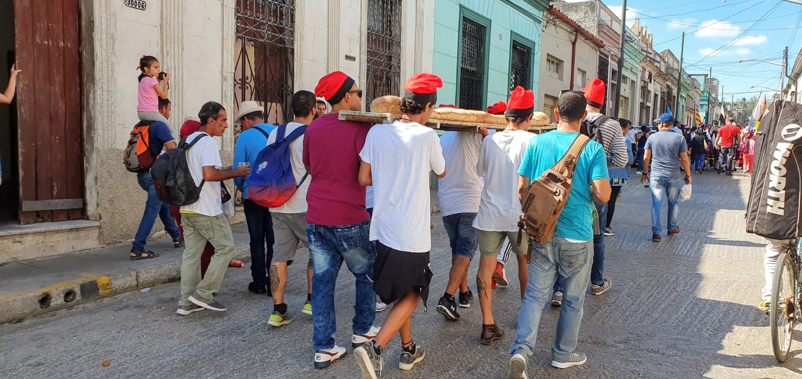 Els cubans pugen el pa en romeria fins a l'Ermita de Montserrat a Cuba / Rosa Herraiz