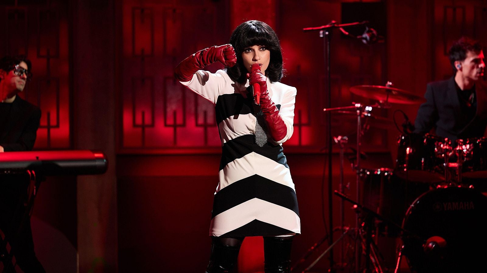 Laura Pausini s'ha caracteritzat per interpretar la seva versió de Por qué te vas - TVE