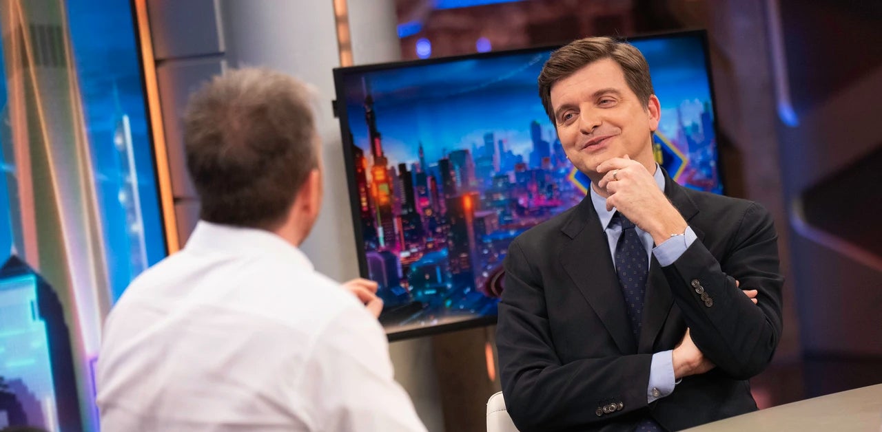 Marc Giró defiende a Pedro Sánchez en una entrevista surrealista en El Hormiguero - Antena 3