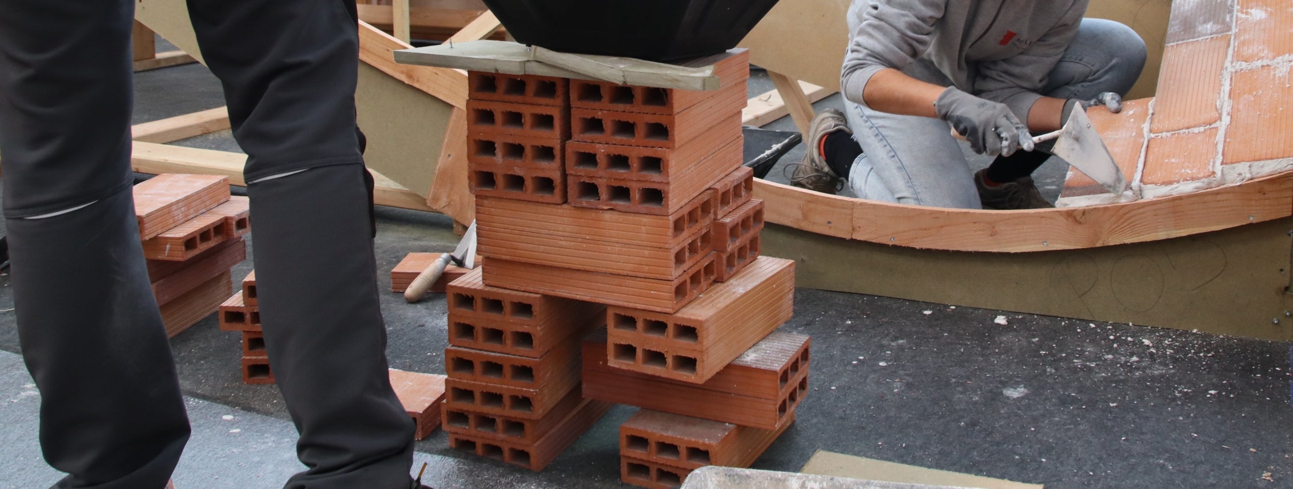 Unes obres amb maons i un paleta fent feina/ACN