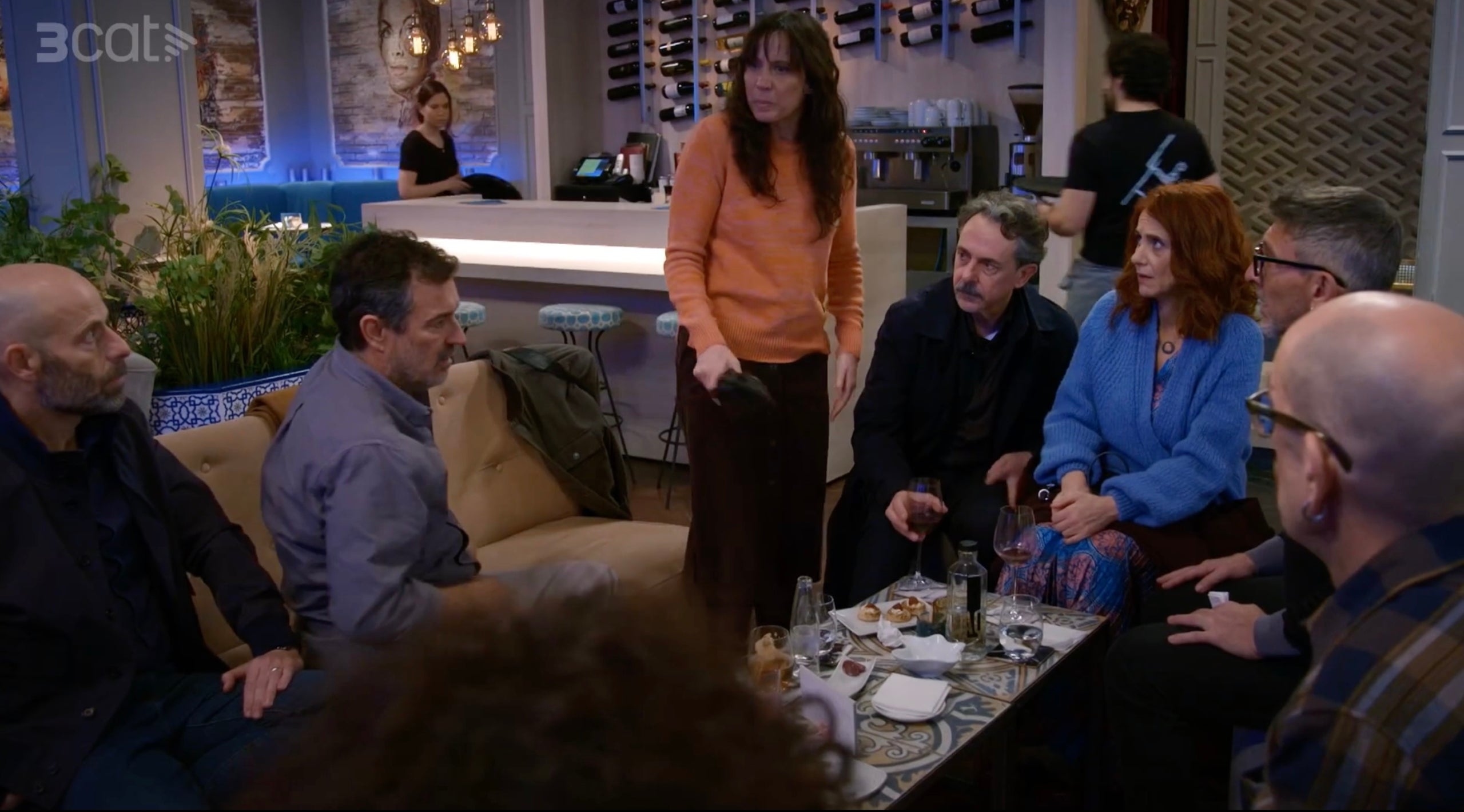 La Raquel s'aixeca per marxar després de la discussió amb la colla al Flora, a 'Com si fos ahir' / 3Cat