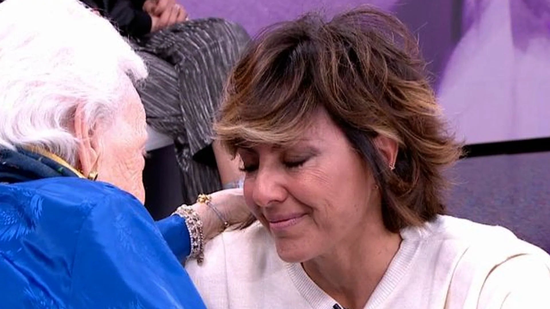 Sonsoles Ónega plora en el retorn a la feina després de la mort del pare - Antena 3