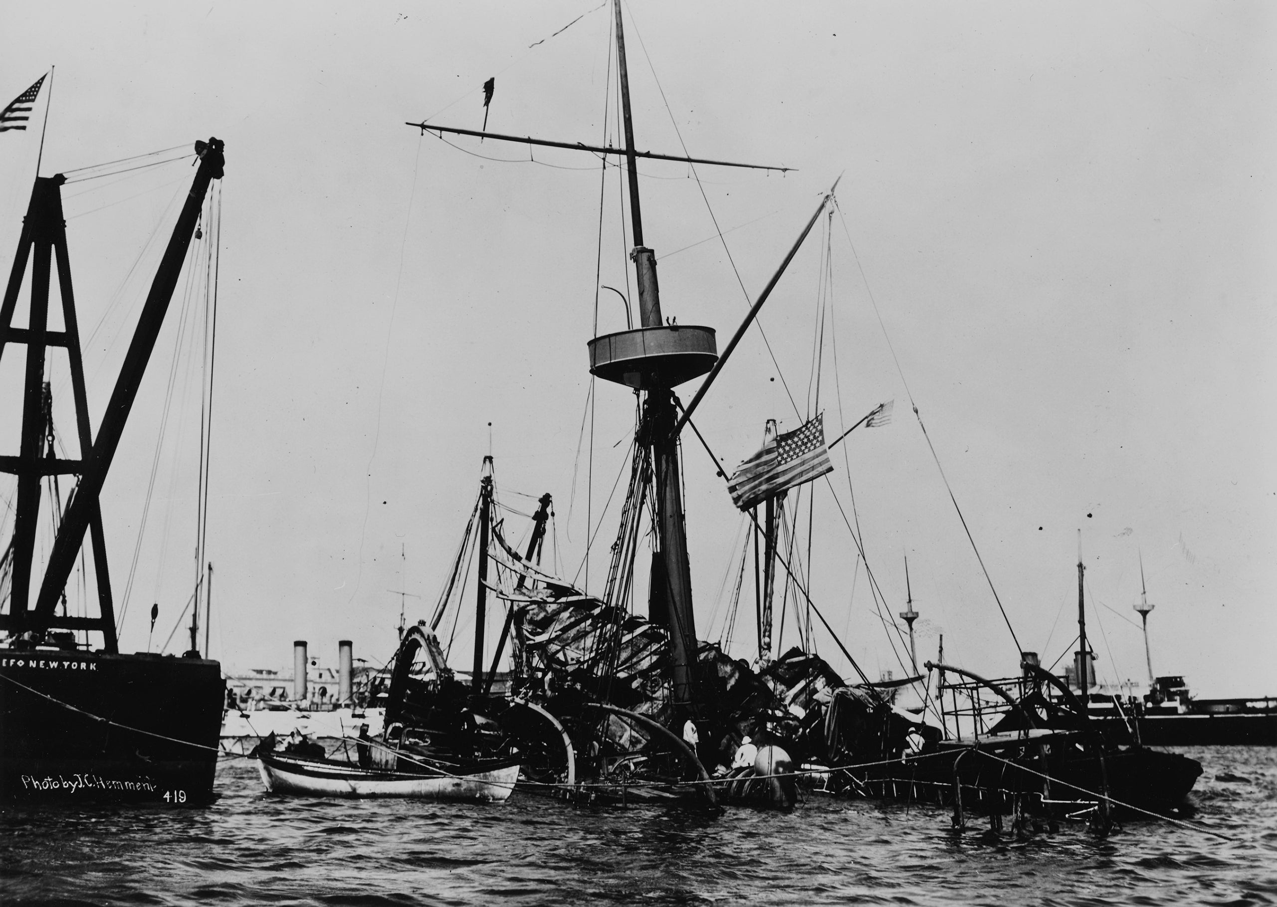 Una fotografia de l'USS Maine enfonsat que guarda amb zel l'US NAVAL INSTITUTE