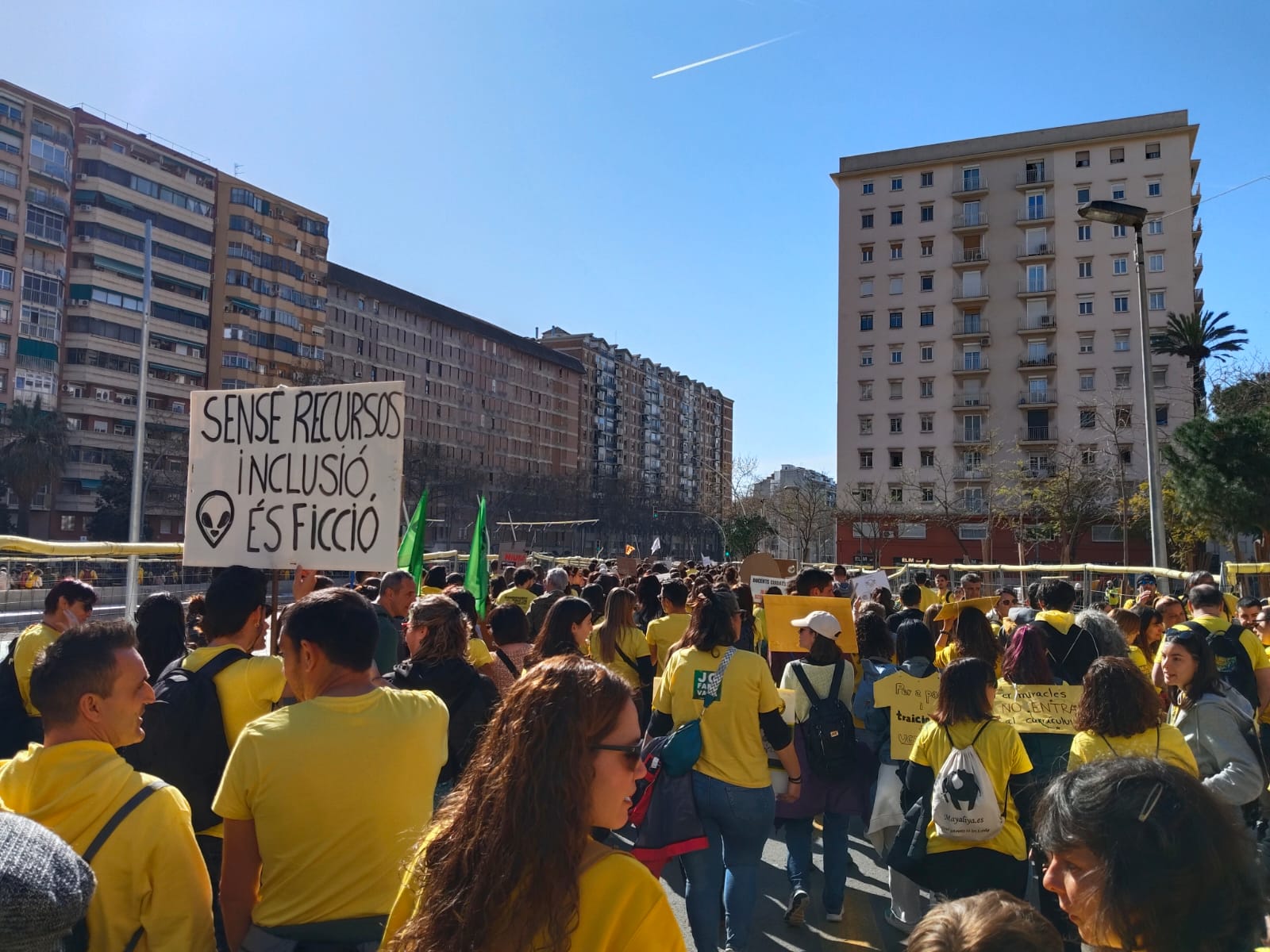 Centenars de docents participen d'una de les quatre columnes a la Meridiana | Gabriel González