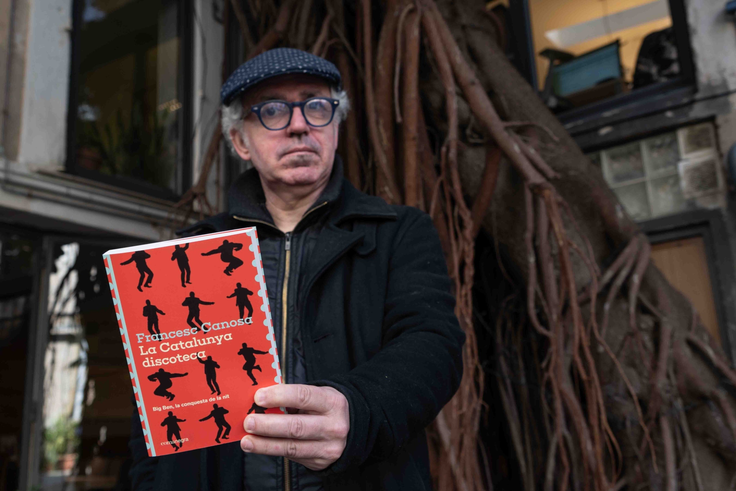 Francesc Canosa, amb el llibre a la mà/Maria Casa/Comanegra