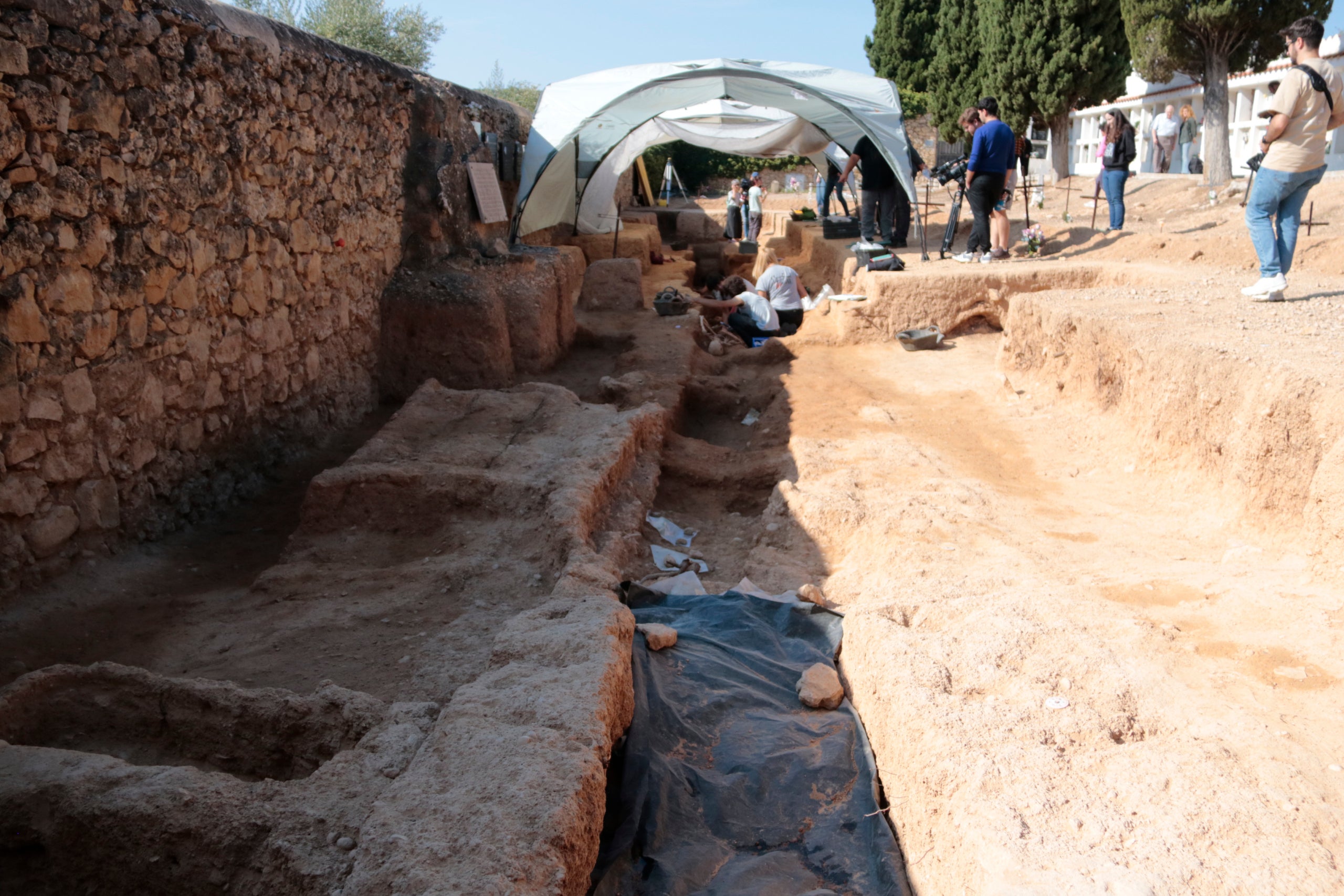 Excavacions a la fossa comuna del cementiri municipal de la Bisbal de Montsant (Priorat) que han permès trobar restes de combatents de la batalla de l'Ebre / Ariadna Escoda (ACN)