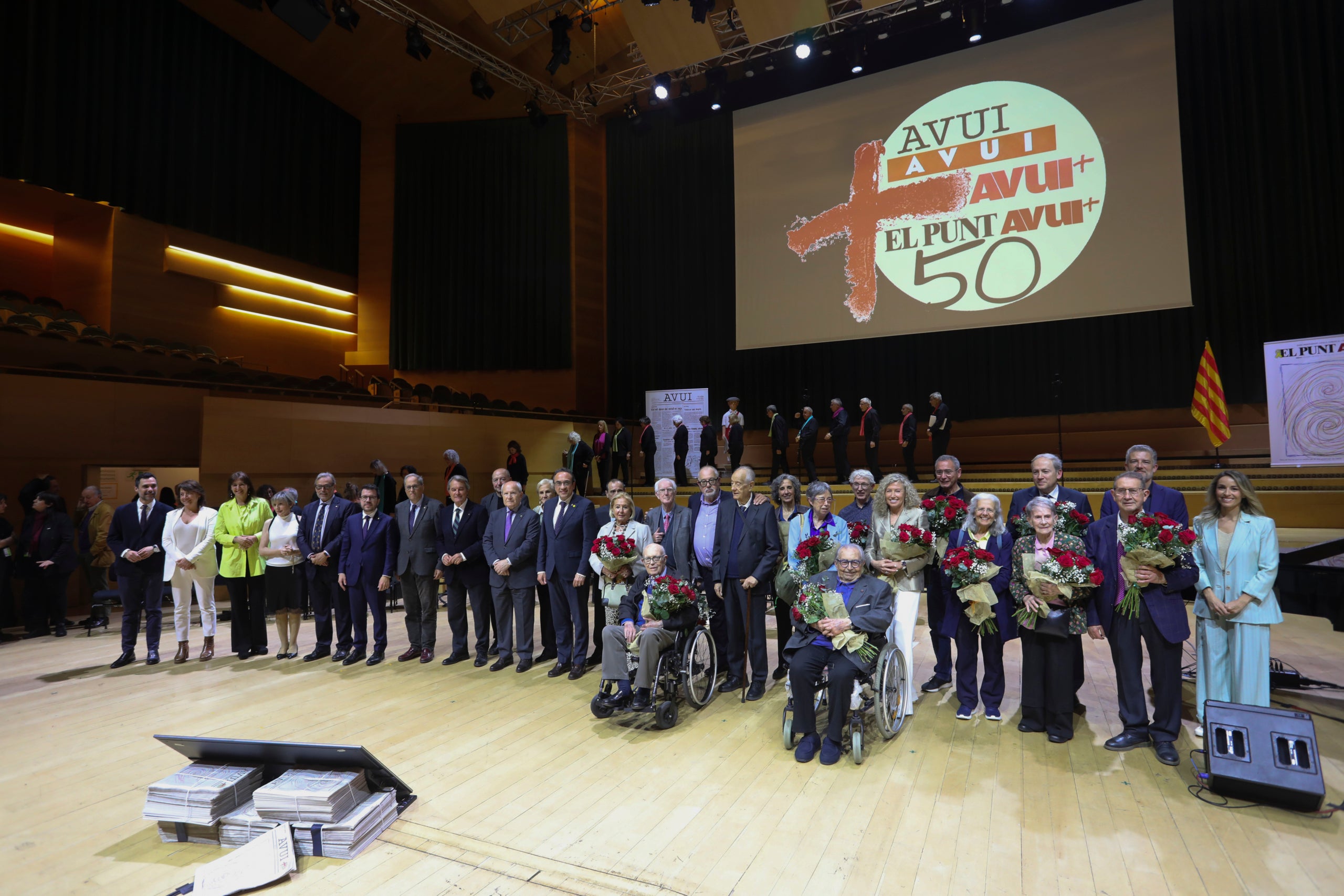 Foto de família dels participants en l'acte central de la celebració dels 50 anys del diari 'Avui', d'homenatge als treballadors i extreballadors i als comptepartícips que el van fer possible el 1976 / Foto: Oriol Duran / EPA