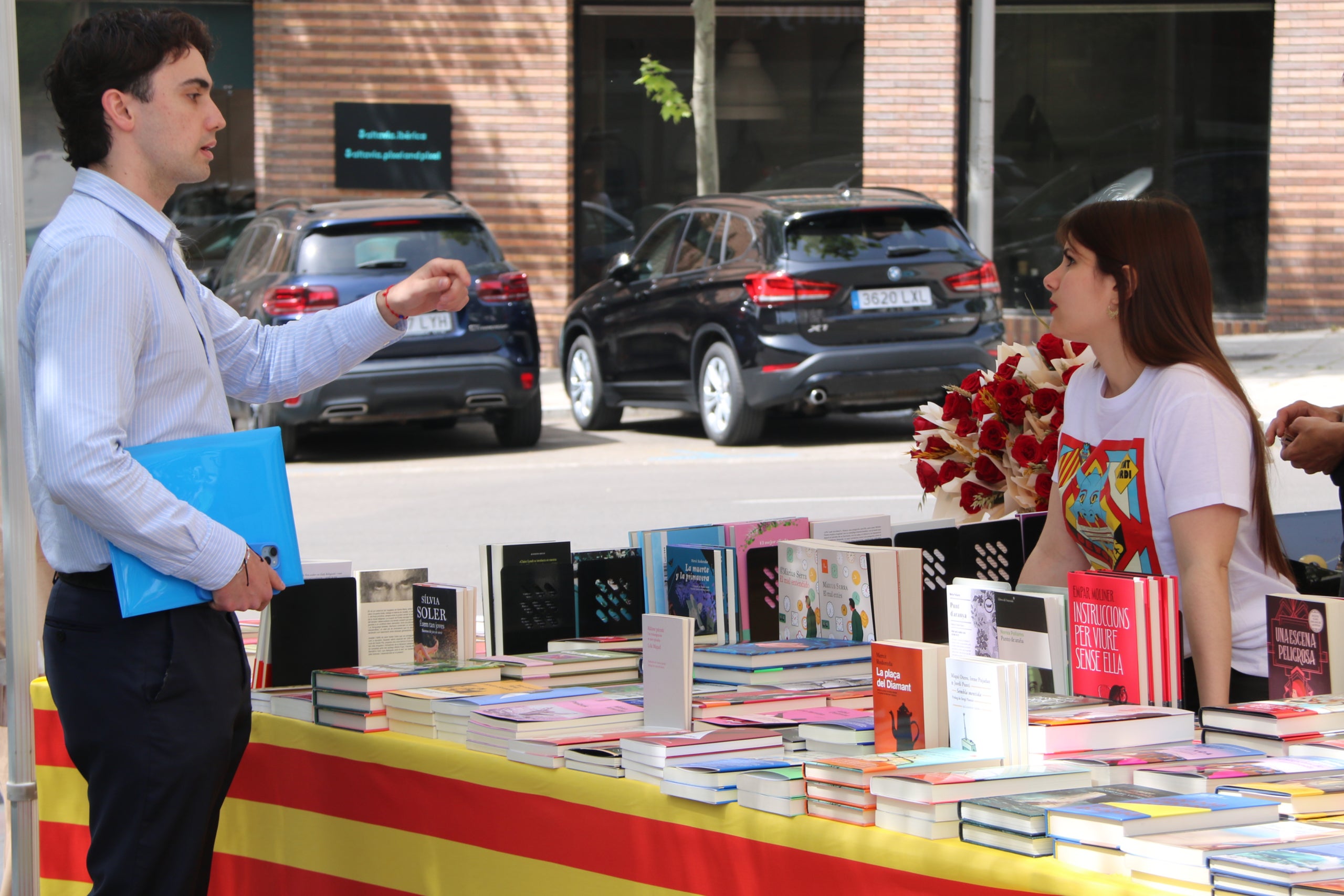 Paradeta de llibres ubicada davant del Centre Cultural Blanquerna de Madrid / Miquel Vera (ACN)