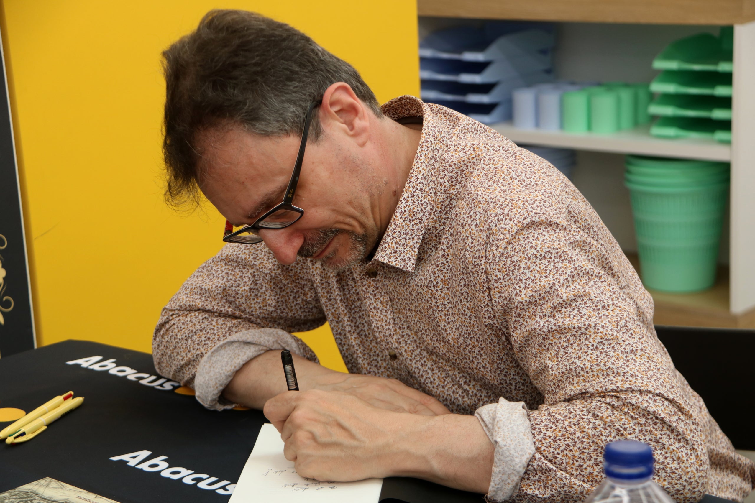 L'escriptor Albert S&aacute;nchez Pi&ntilde;ol signant llibres aquest Sant Jordi en un dels espais habilitats per Abacus / Eli Don (ACN)