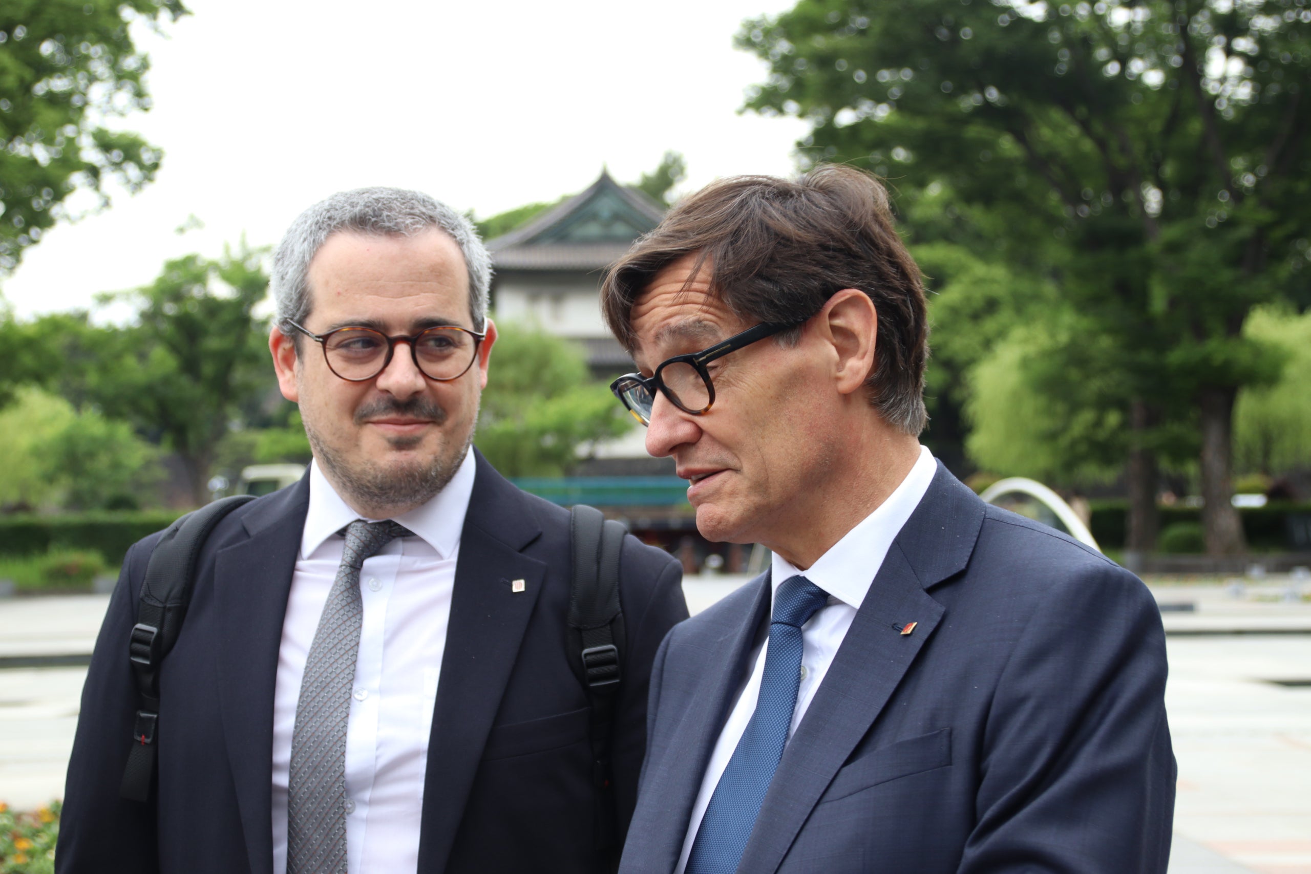 El president de la Generalitat, Salvador Illa, i el seu cap de gabinet, Eduard Rivas, en un carrer proper al palau Imperial de Tòquio / ACN