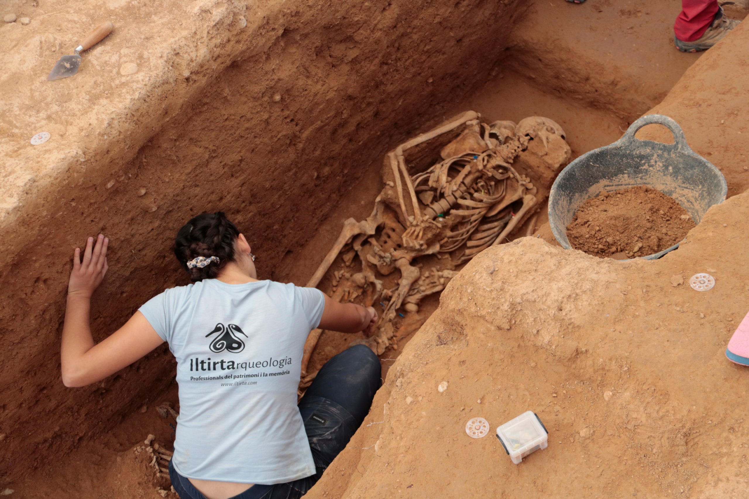 Excavacions a la fossa comuna del cementiri municipal de la Bisbal de Montsant (Priorat) que han permès trobar restes de combatents de la batalla de l'Ebre / Ariadna Escoda (ACN)