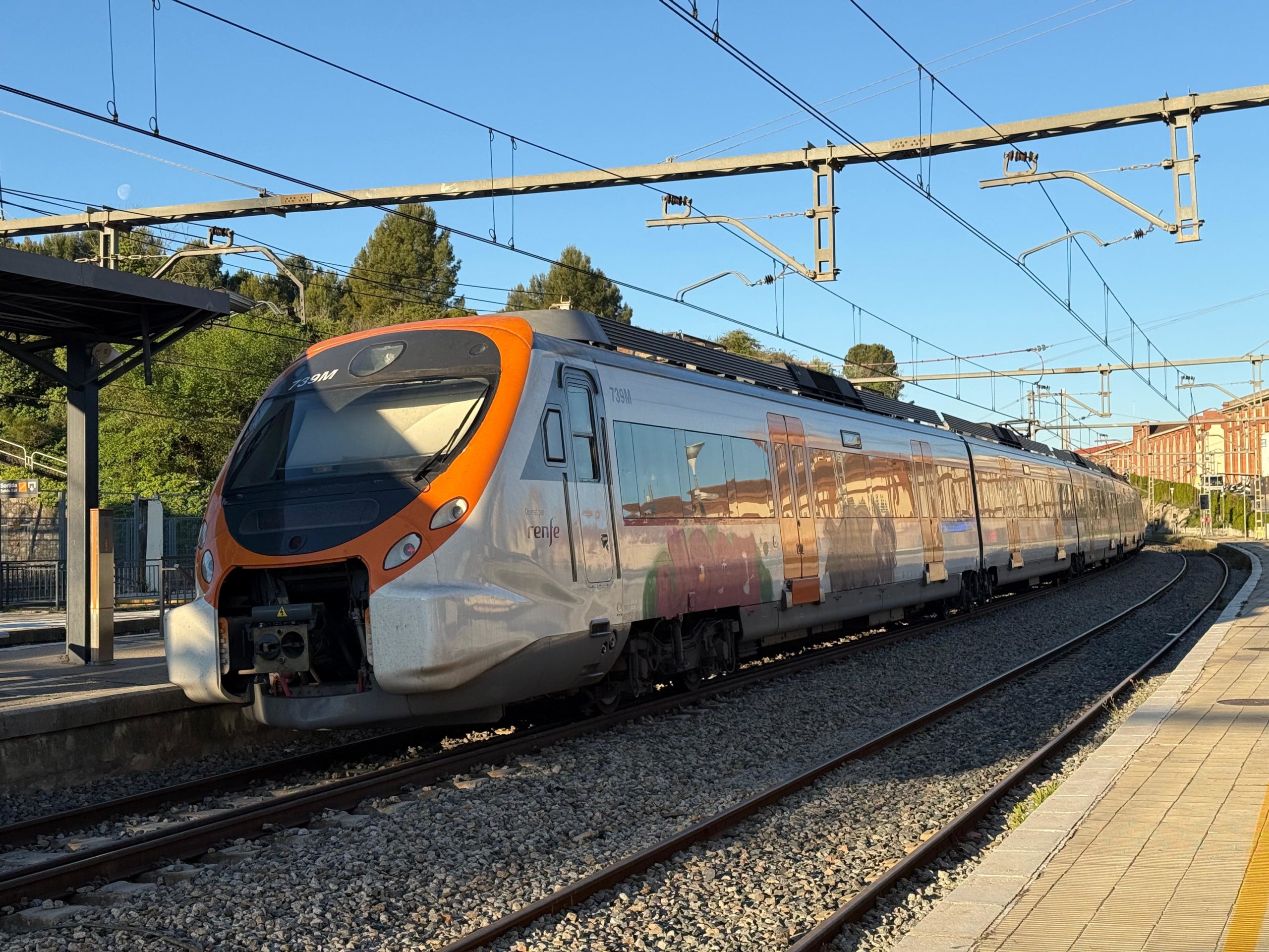 Un tren de l'R4 al seu pas per Sant Sadurní d'Anoia. | Àlex Recolons (ACN)