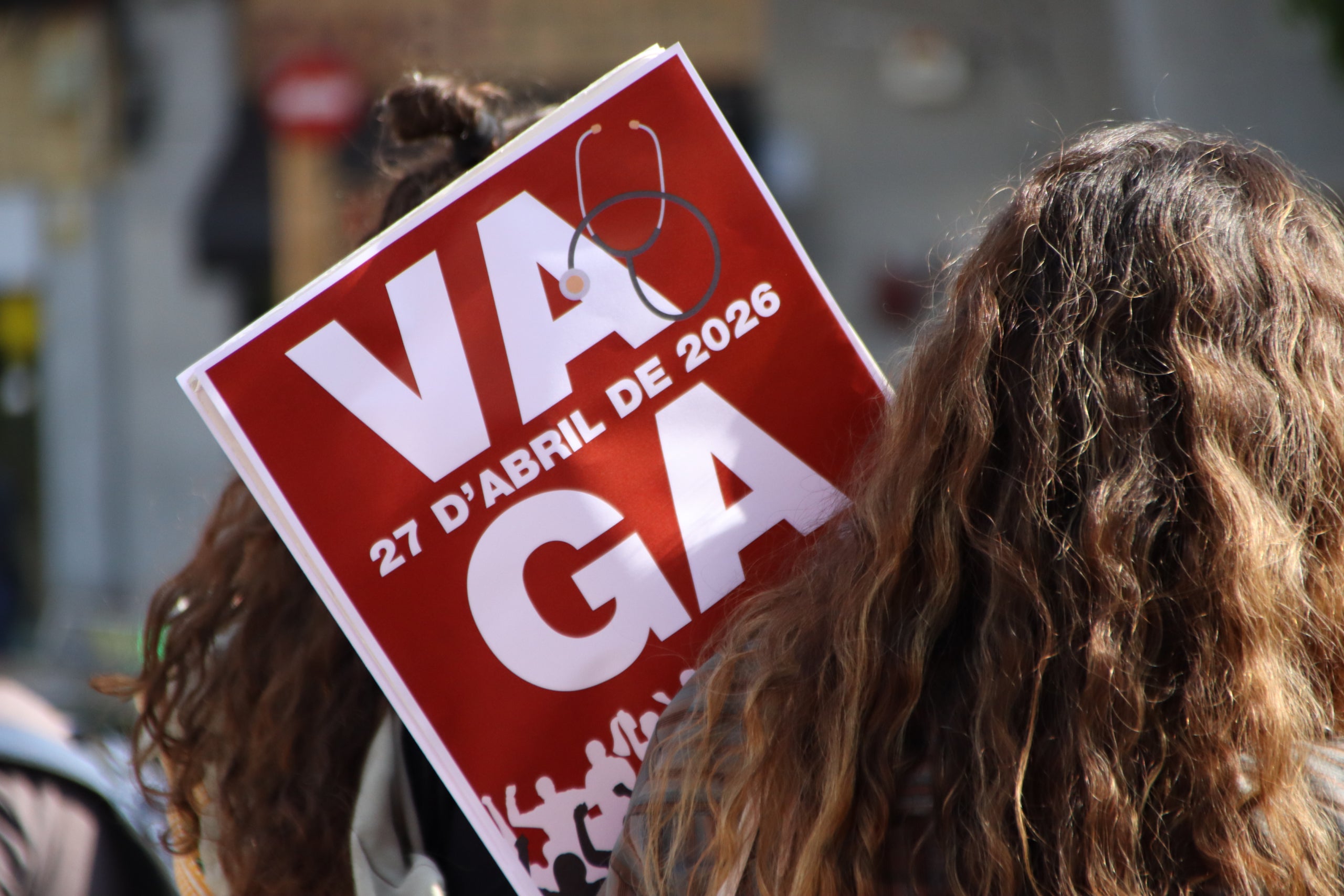 Una metgessa porta un cartell de vaga en una manifestació del col·lectiu a Barcelona | Blanca Blay / Bernat Vilaró (ACN)