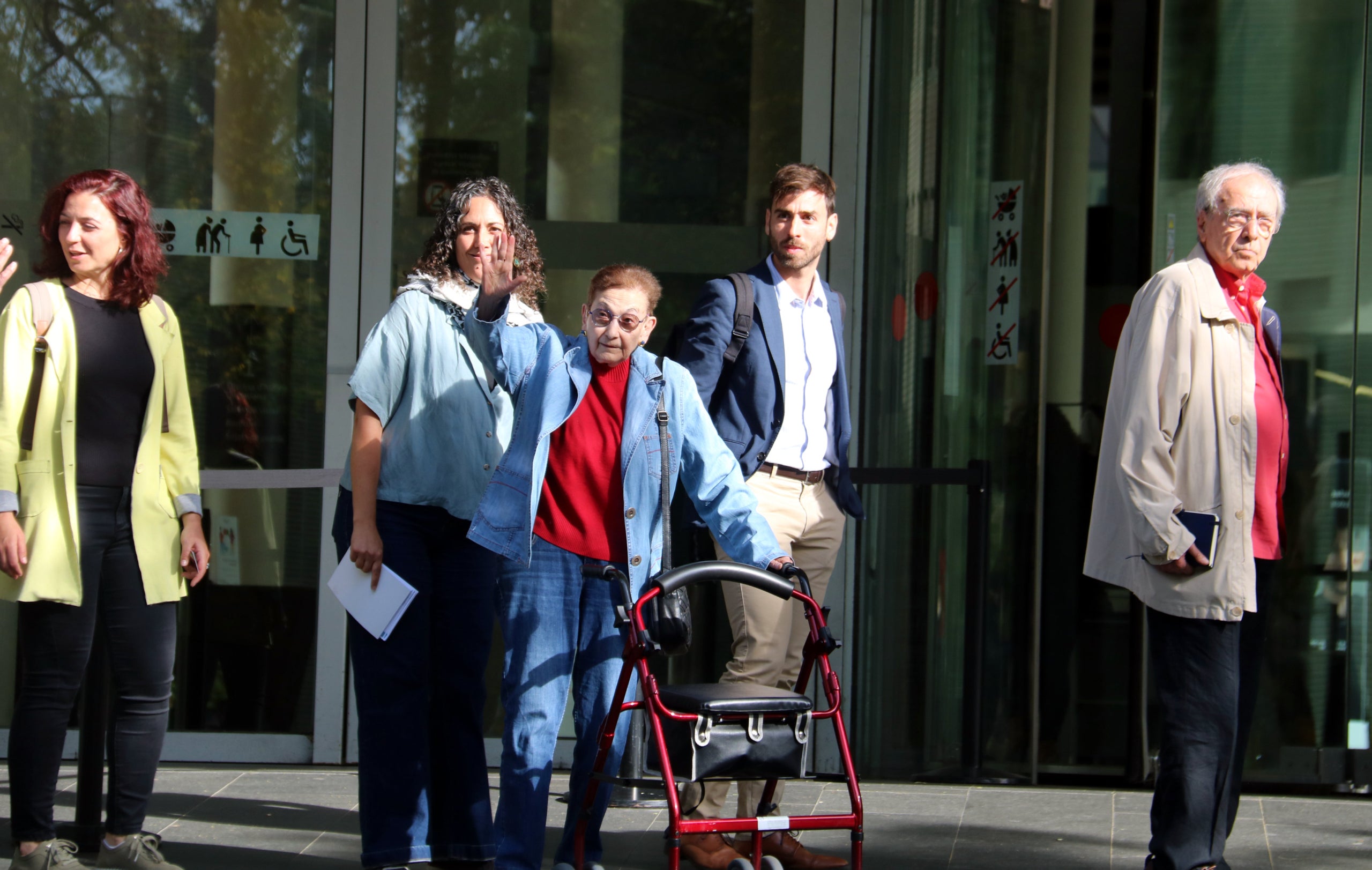 Blanca Serra saludant abans d'entrar a declarar a la Fiscalia de Memòria Democràtica sobre la denúncia per les tortures a la comissaria de Via Laietana / ACN