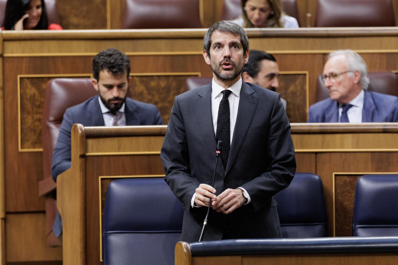 El ministre de Cultura, Ernest Urtasun, en la sessió de control/Congreso