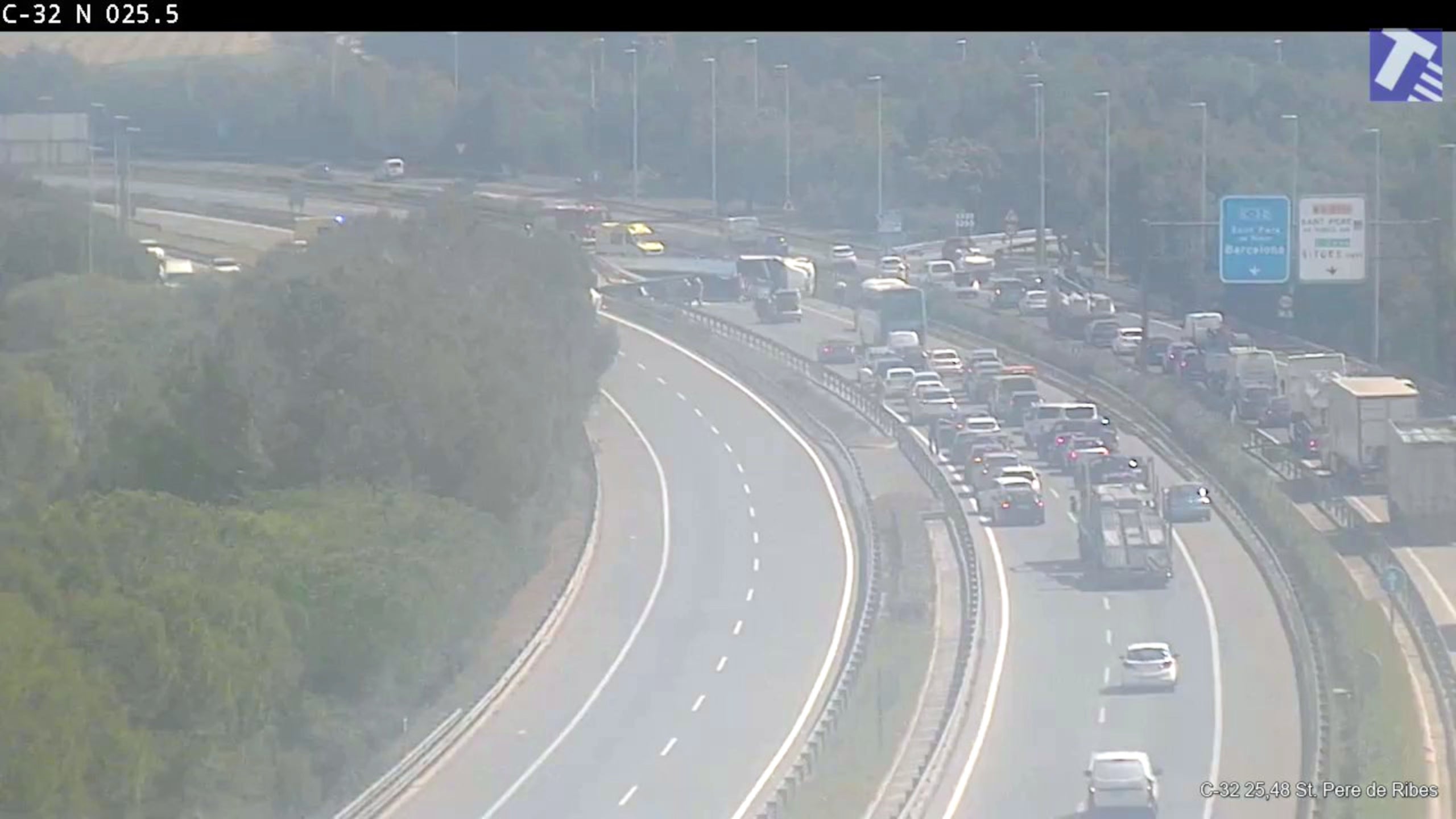 Retenció a la C-32 pel camió accidentat / ACN