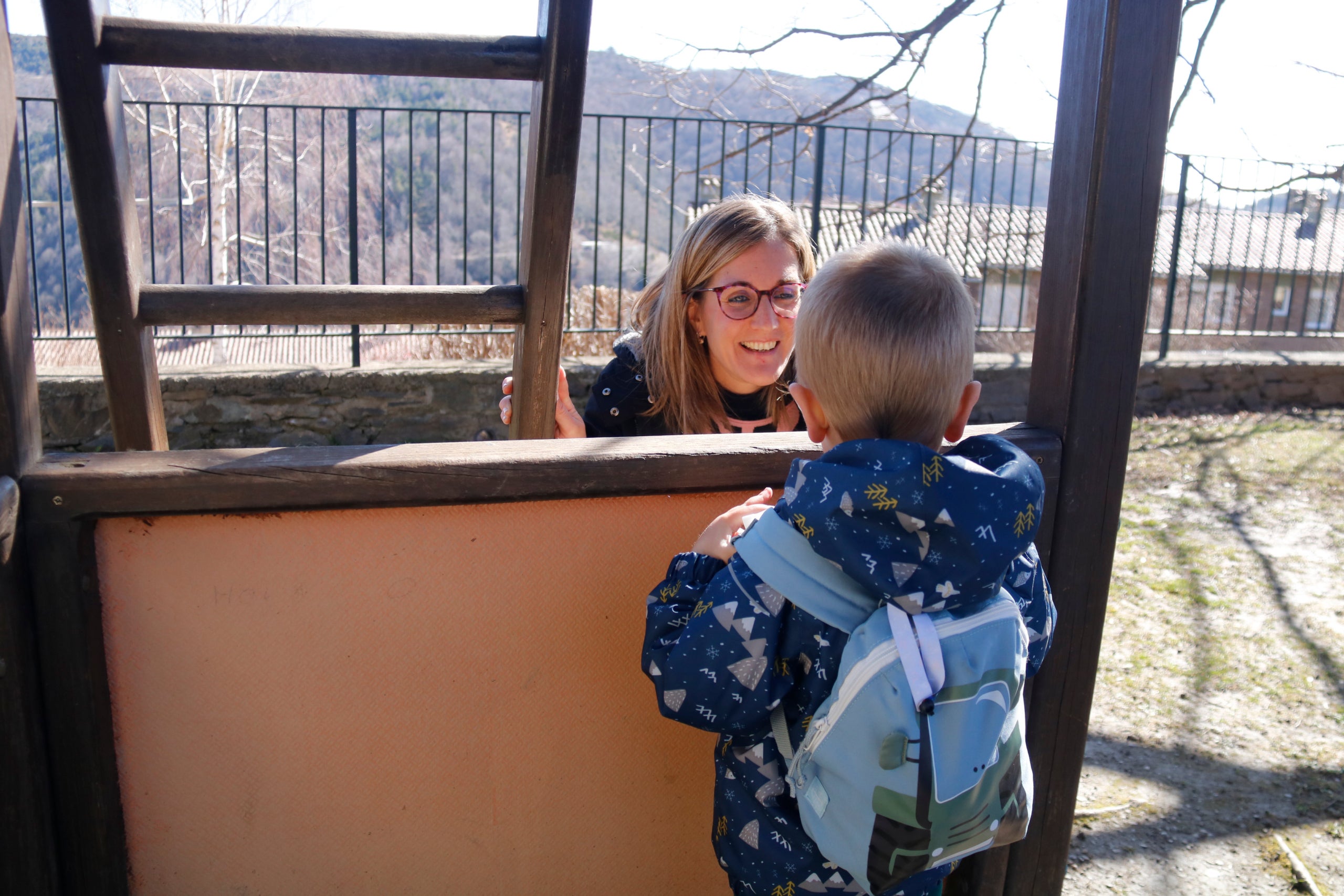 Una de les mares afectades de Molló amb el seu fill al parc | Lourdes Casademont (ACN)