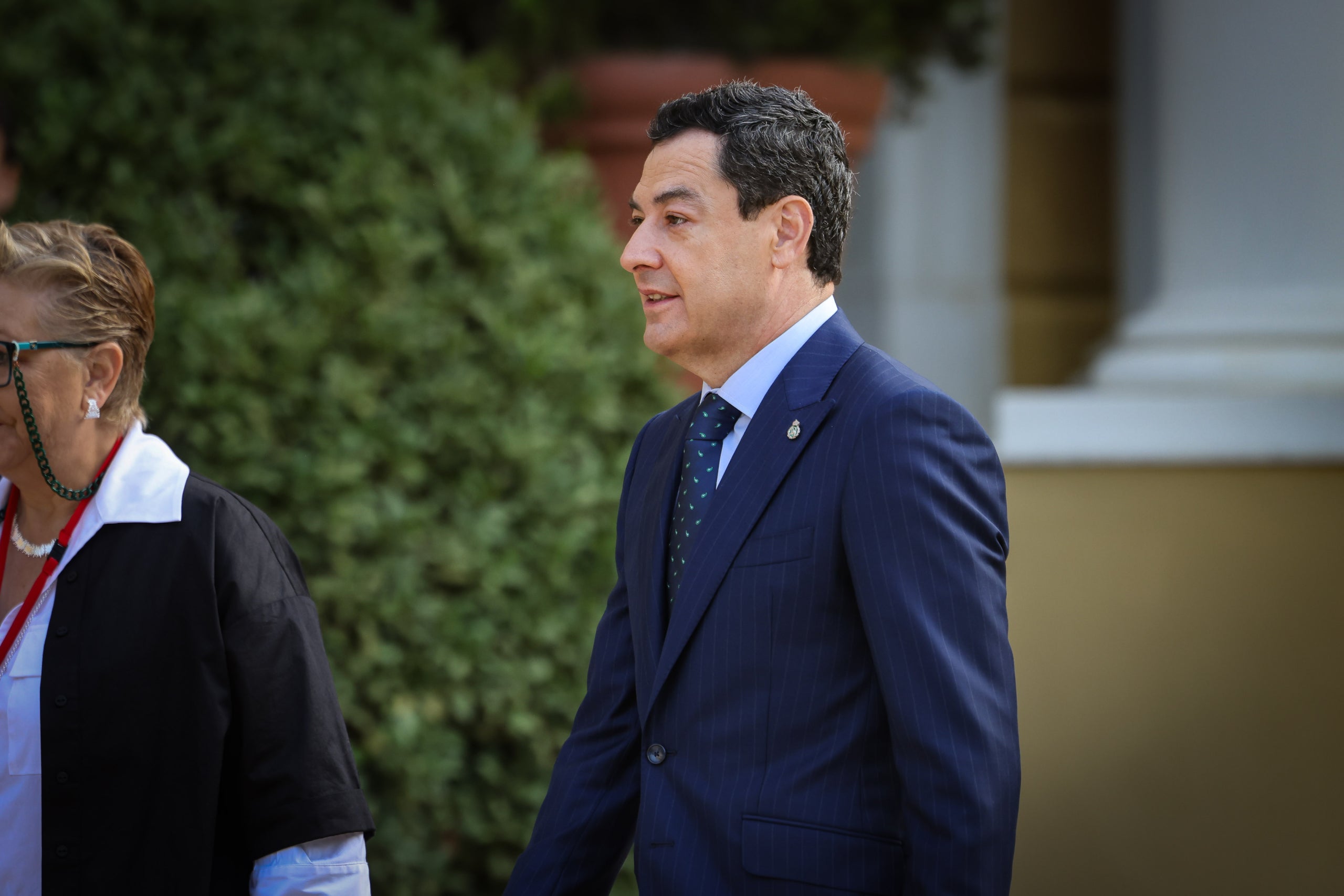 El president d'Andalusia, Juanma Moreno Bonilla, abans de l'inici de la Conferència de Presidents. |Jordi Borràs (ACN)