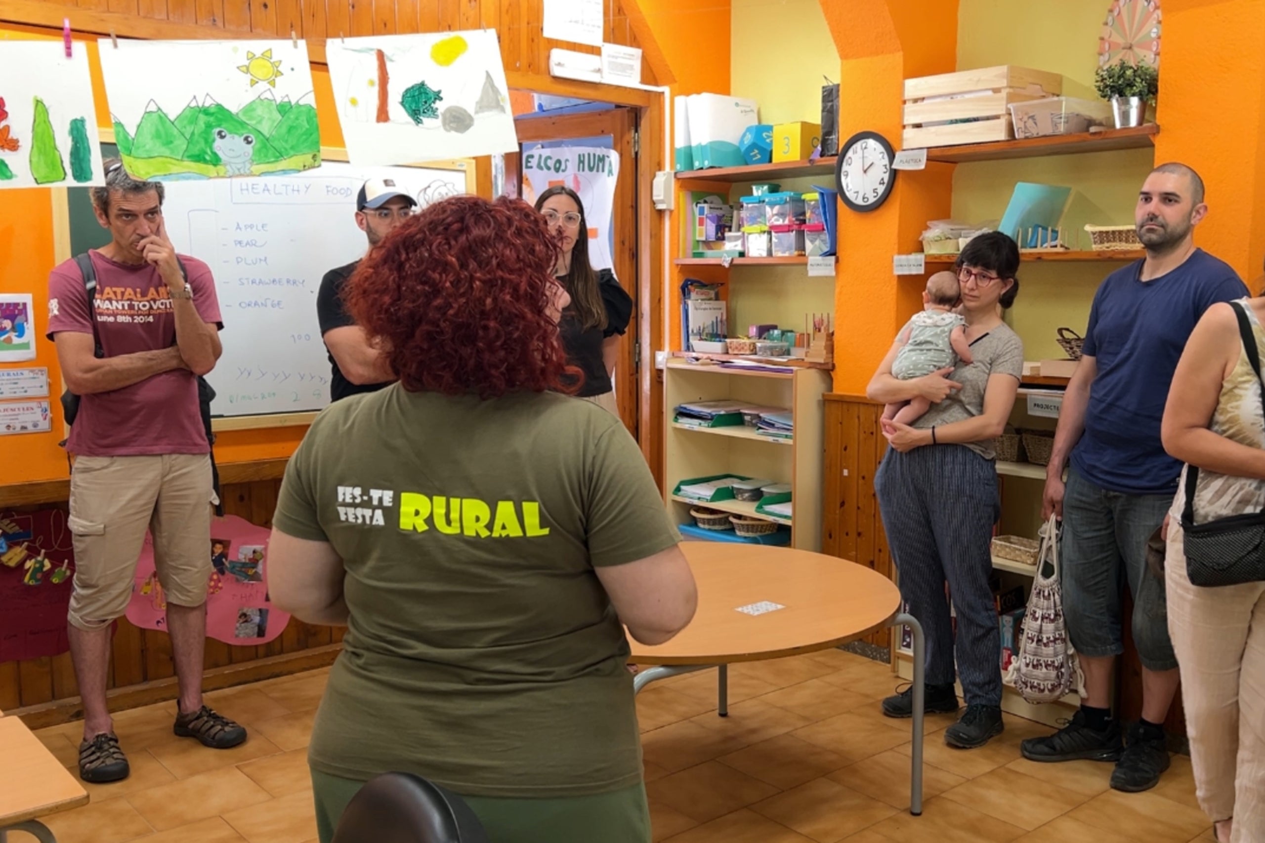 La directora de l'escola d'Ogassa, Dàlia del Olmo, explicant el projecte educatiu a famílies interessades. El centre es va salvar l'any passat gràcies a la mobilització de famílies, mestres i Ajuntament/ ACN