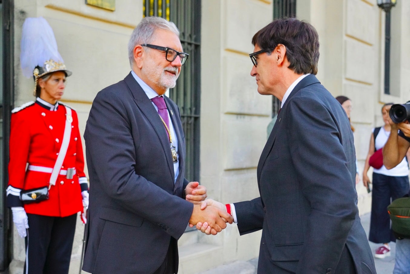 L'alcalde de Lleida, Fèlix Larrosa, i el president de la Generalitat, Salvador Illa, durant una visita a la Paeria de Lleida / ACN