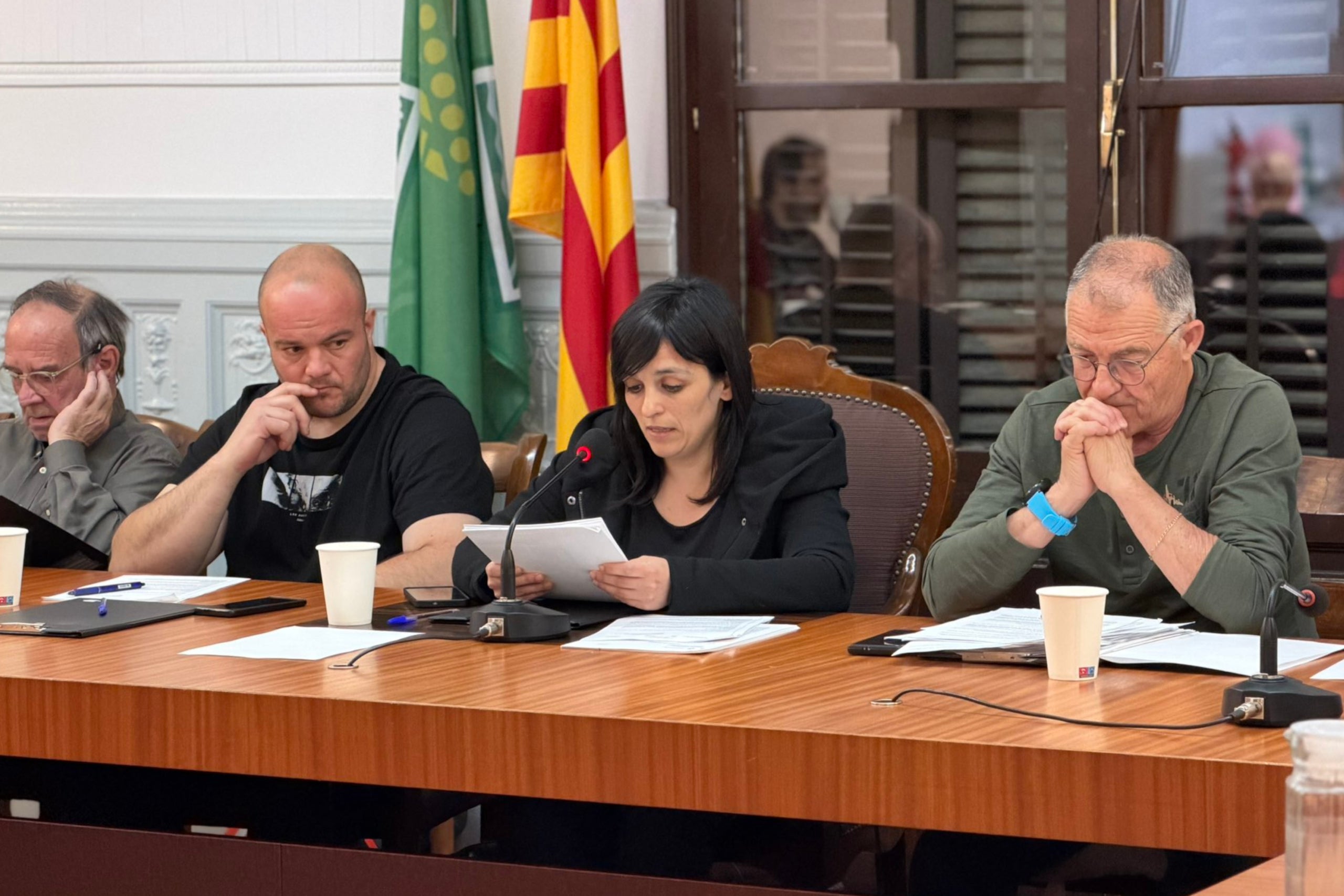 L'alcaldessa de Ripoll, Sílvia Orriols, amb alguns dels regidors del seu partit al ple. |  Cedida a l'ACN per Ajuntament de Ripoll 