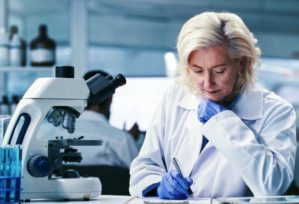 Una investigadora en el laboratori | Foto de 123RF/Peopleimages12