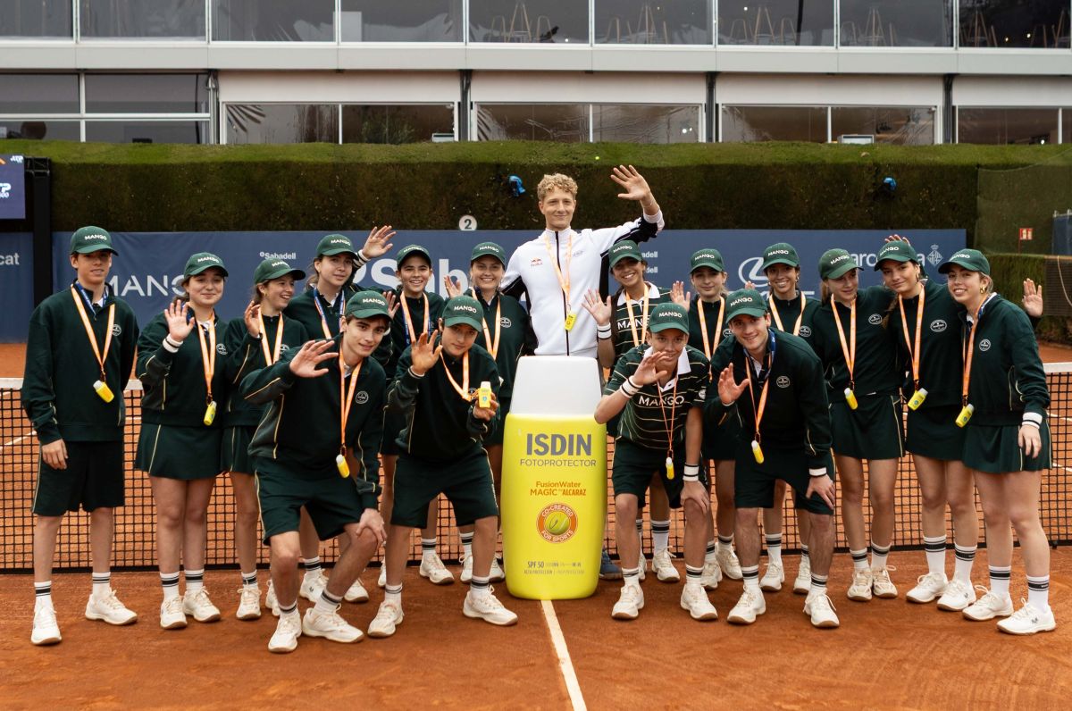 El tenista Martín Landaluce amb els 'ballboys' / Servimedia