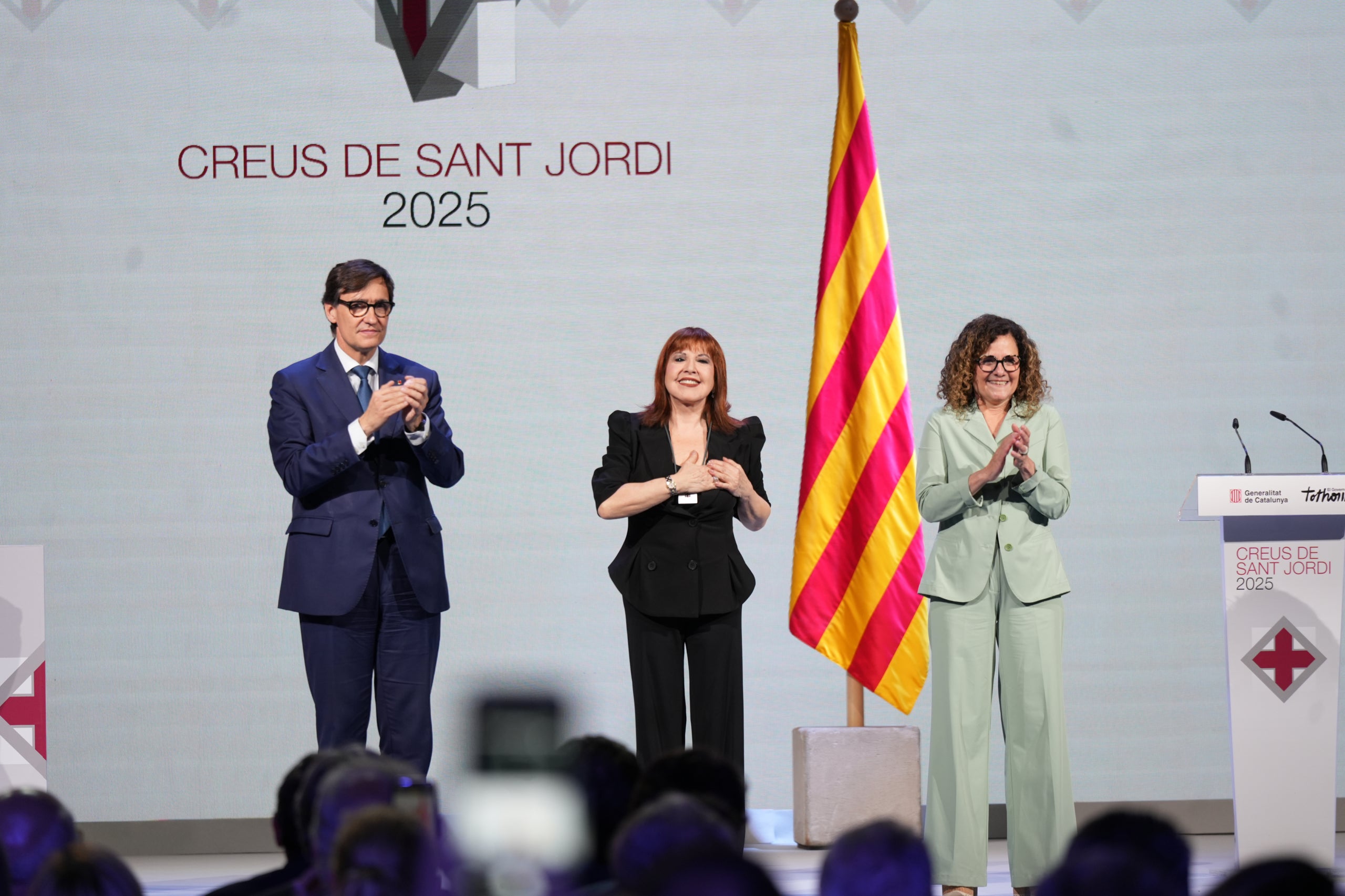 L'actriu Loles León amb el president Salvador Illa i la consellera Sònia Hernández durant l'acte d'entrega de la Creu de Sant Jordi | Eli Don (ACN)