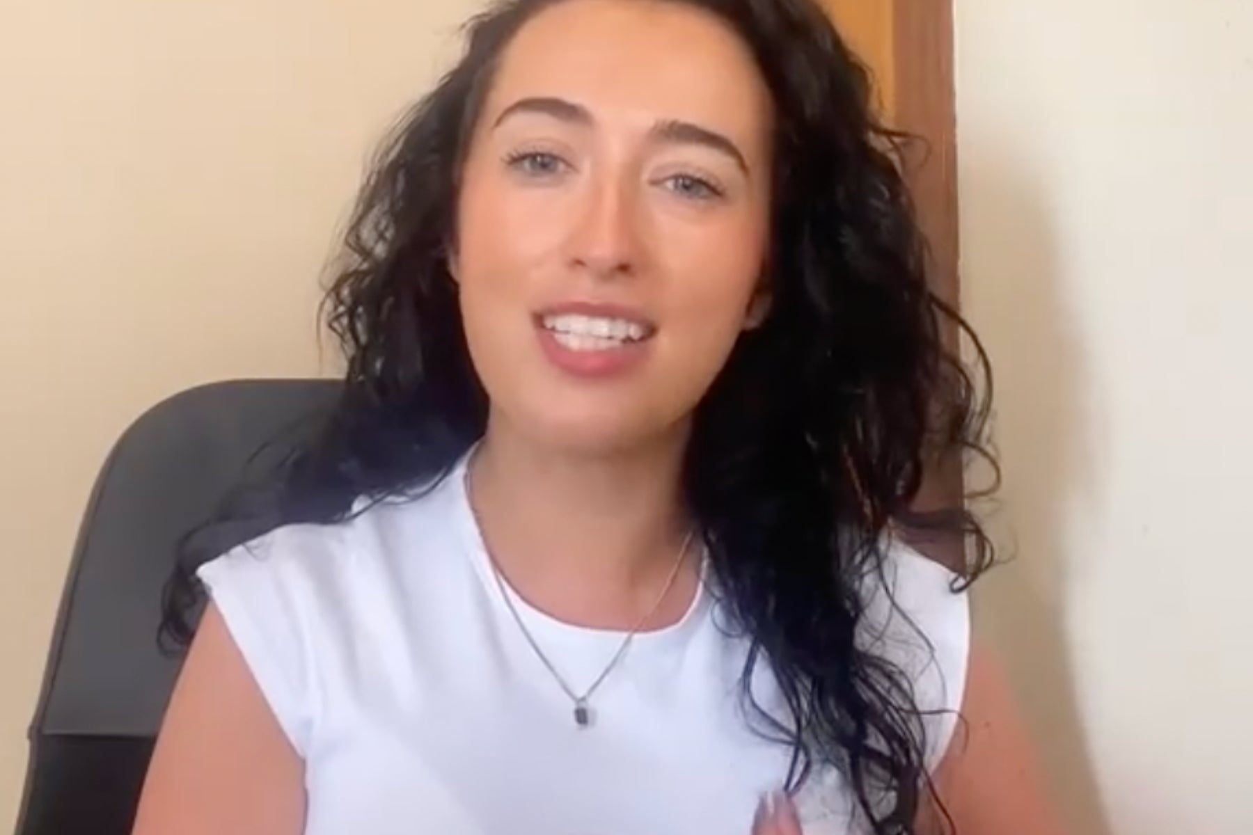 La professora de Manchester Amelia McDade, eu un moment del vídeo / TikTok