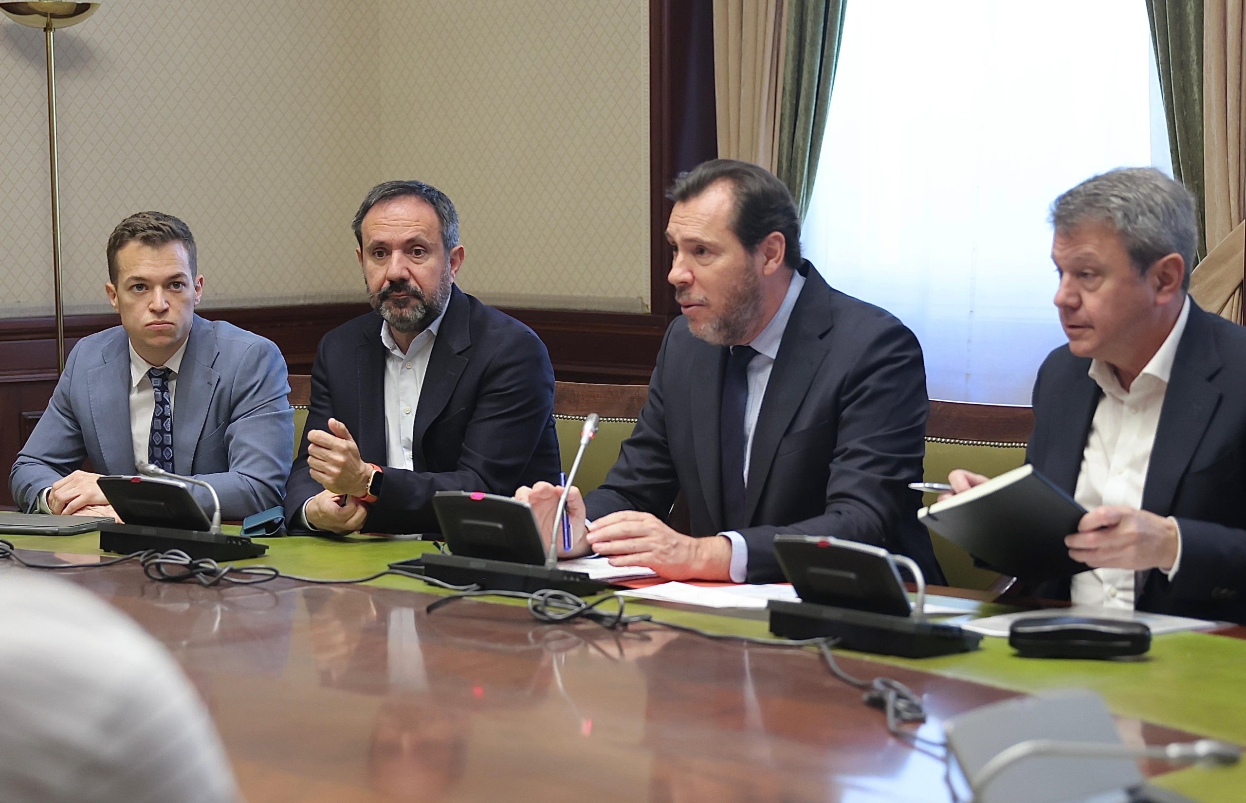 El ministre Óscar Puente a la reunió amb les plataformes d'usuaris de Rodalies, aquest dimecres al Congrés | ACN