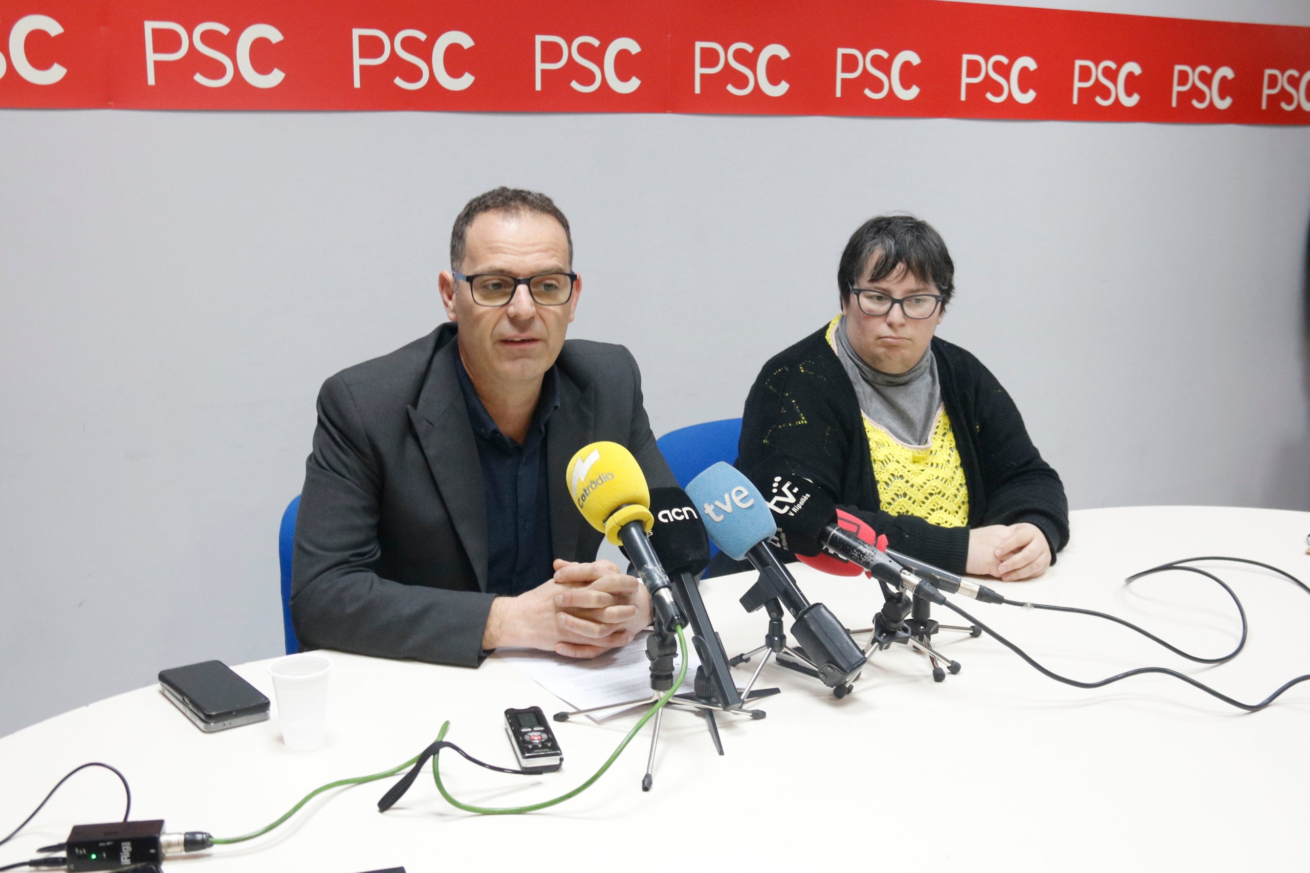 Enric Pérez i Anna Belén Avilés, els regidors del PSC que han dimitit / ACN