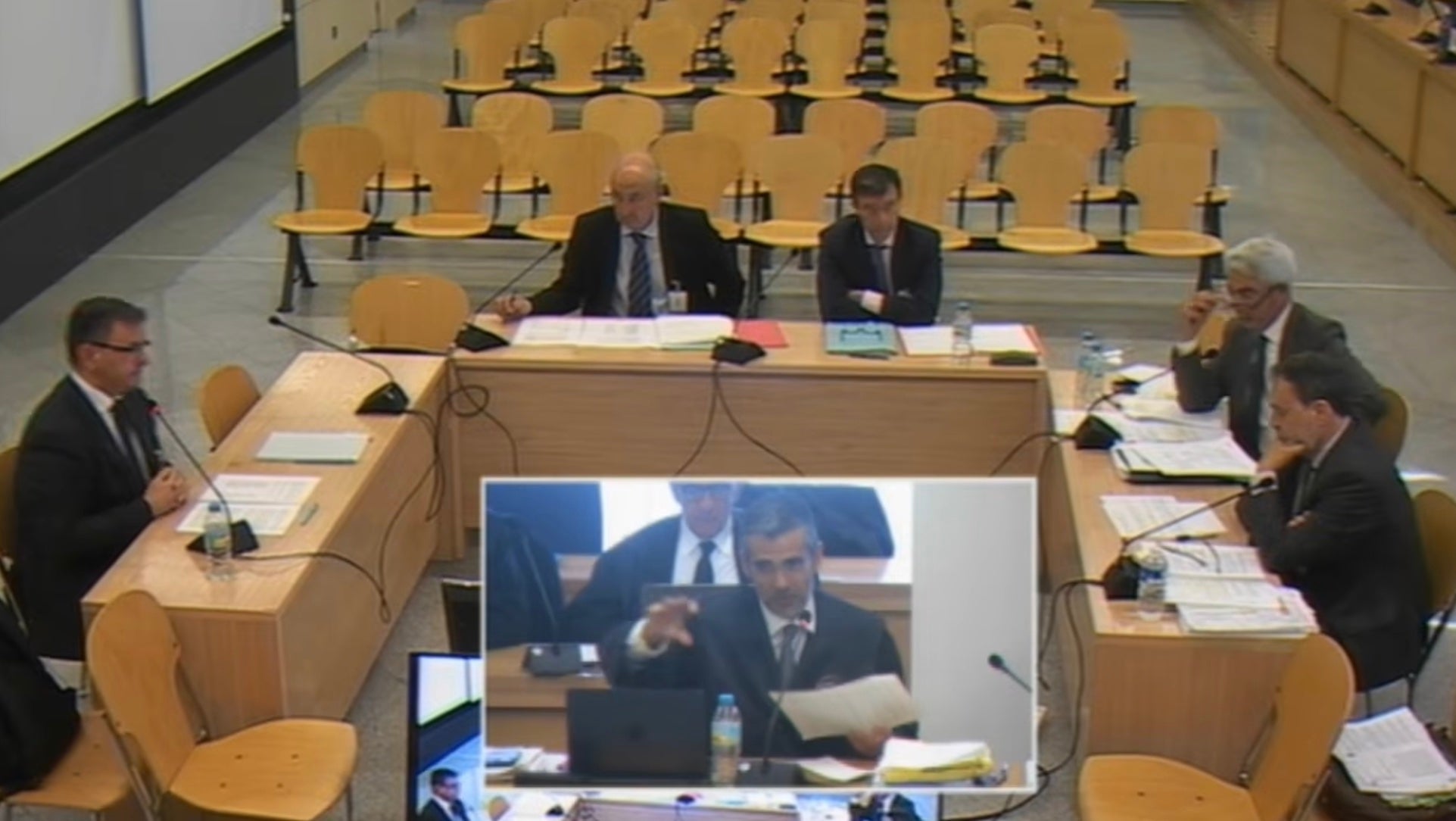 Una imatge de l'estrada amb els pèrits  i Jaime Campaner preguntant/QS