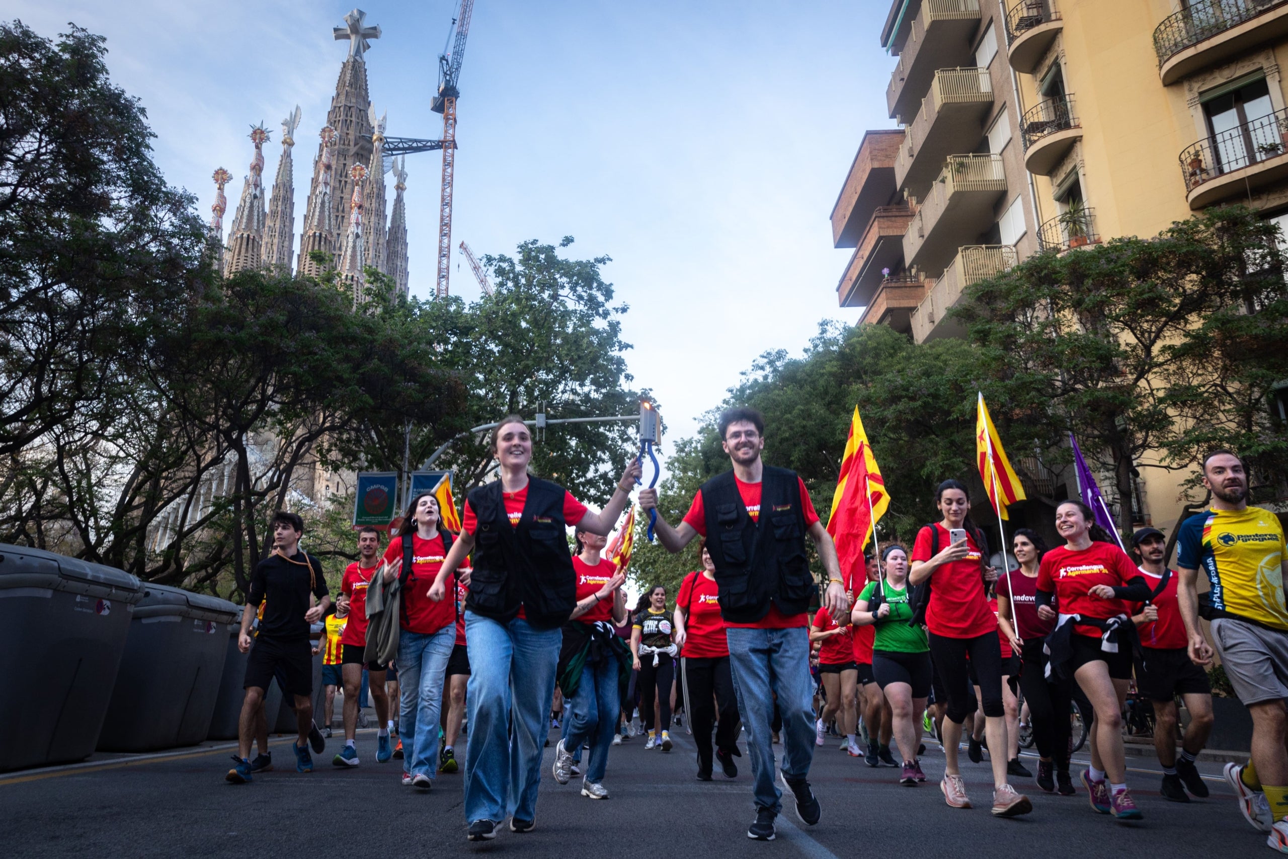 La flama del Correllengua Agermanat al seu pas per Barcelona