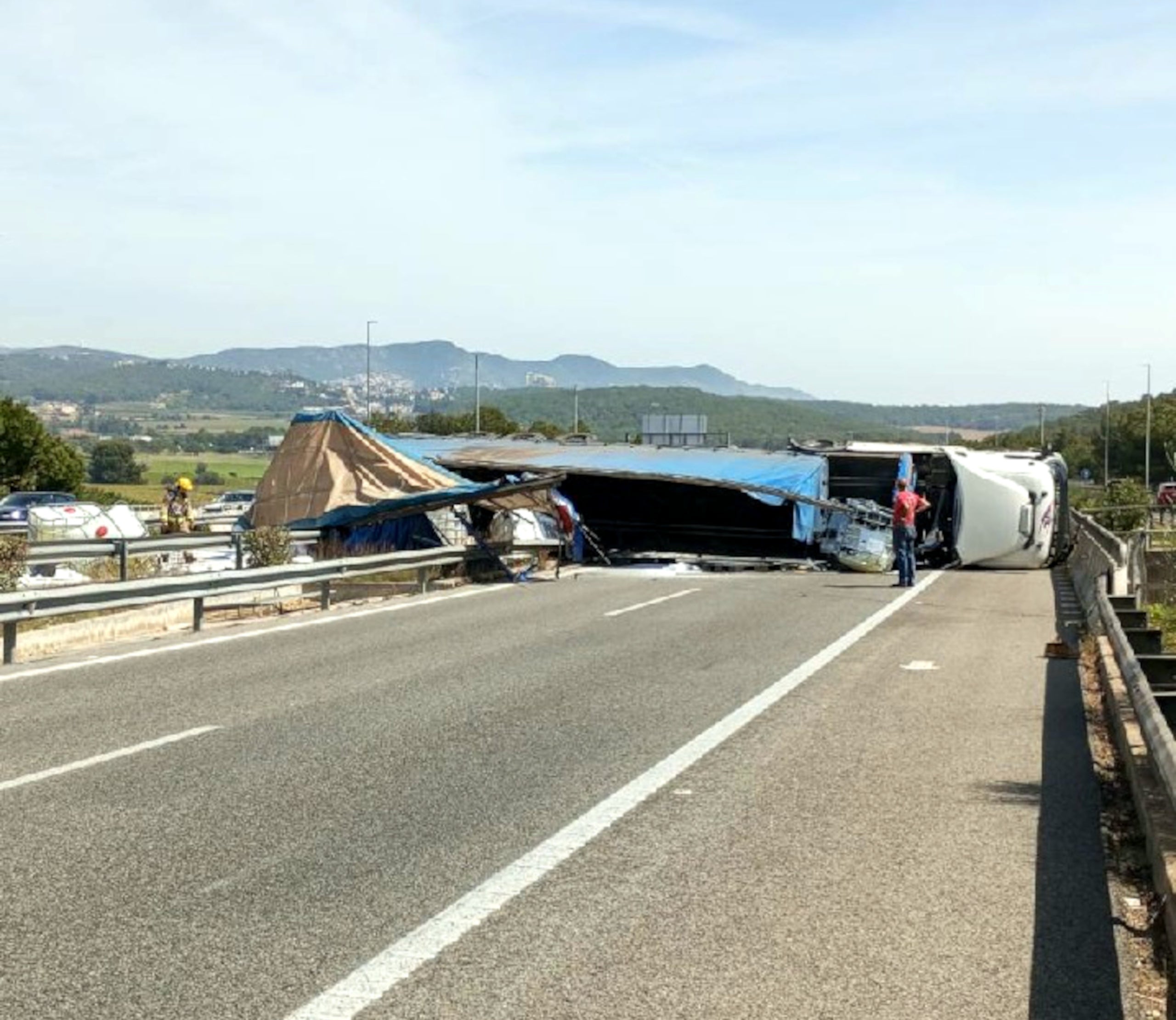 El camió accidentat al Garraf / ACN