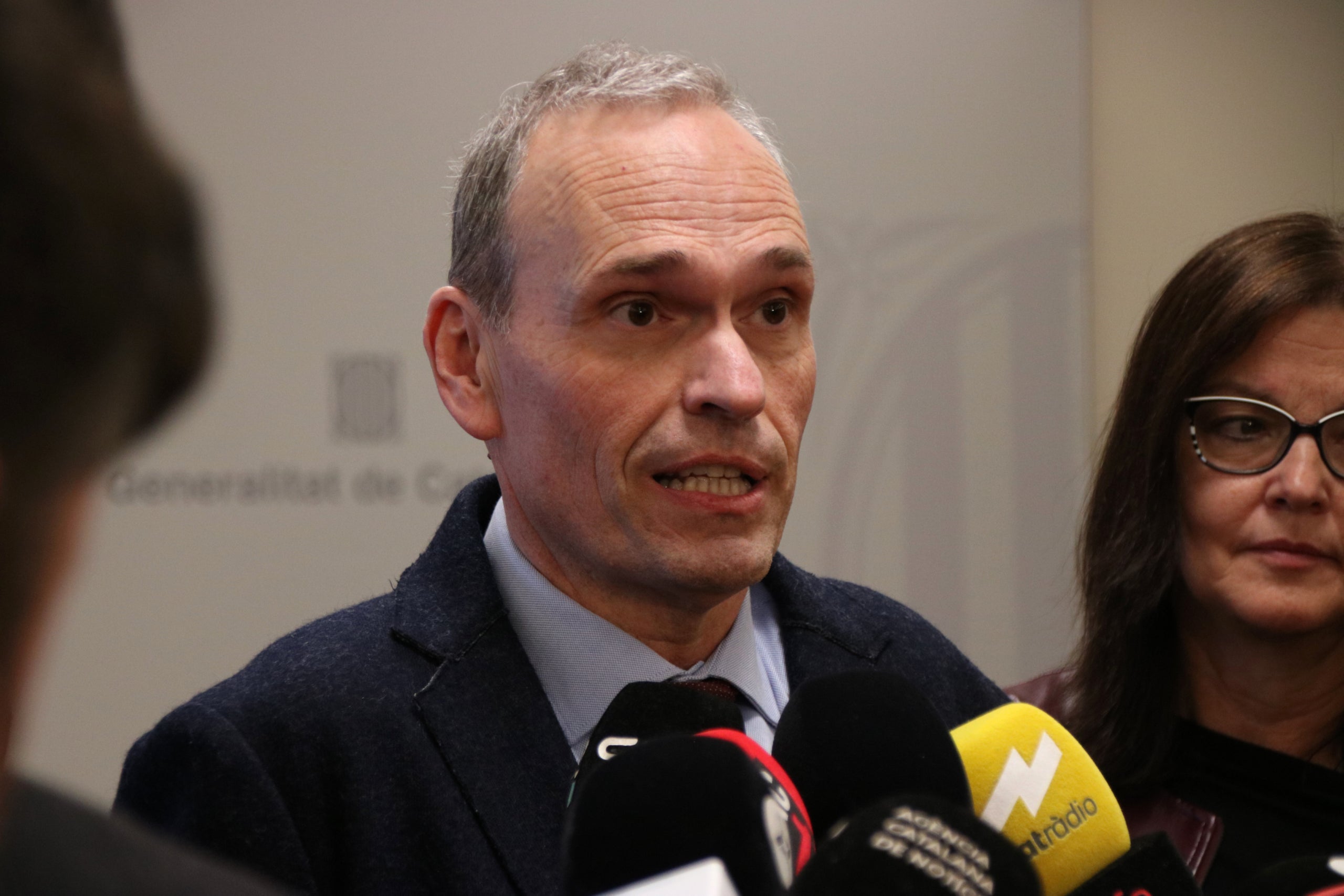 L'exdirector general de centres concertats i privats, Xavier Güell, atenent els mitjans comunicació abans de deixar el càrrec | Bernat Vilaró (ACN)