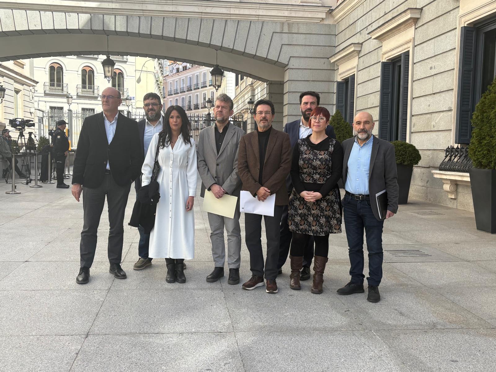 Representamts de Junts, Sumar, ERC, PNB, Bildu, Podem, Compromís i BNG al Congrés després de presentar una Proposició no de Llei perquè s'investiguin 'vexacions i suïcidis' durant el servei militar obligatori / ACN