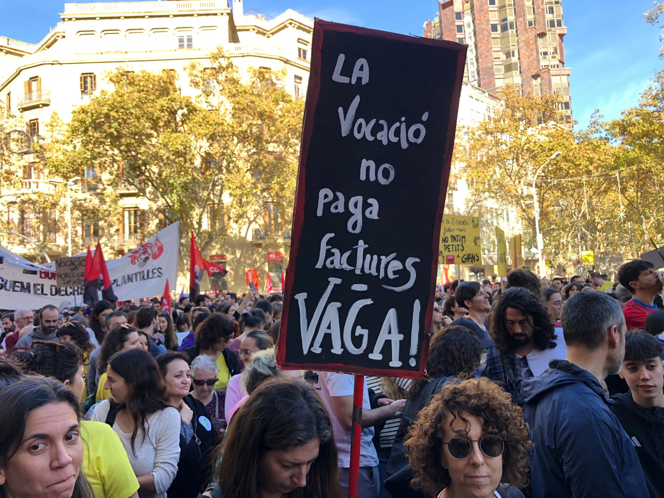 'La vocació no paga factures'. El lema resumeix moltes de les peticions dels docents | Laura Fíguls / Aina Martí (ACN)
