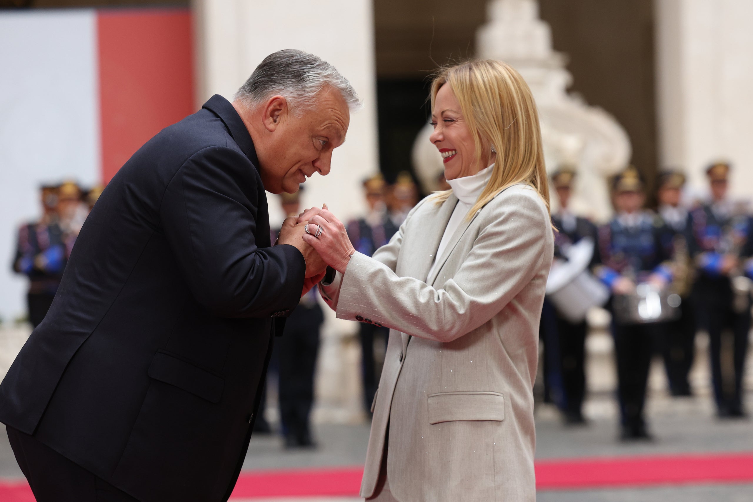 El primer ministre italià Giorgia Meloni rep el primer ministre hongarès Viktor Orban abans de la seva reunió. Marco Iacobucci / IPA via ZUMA Pre / DPA (Europa Press)