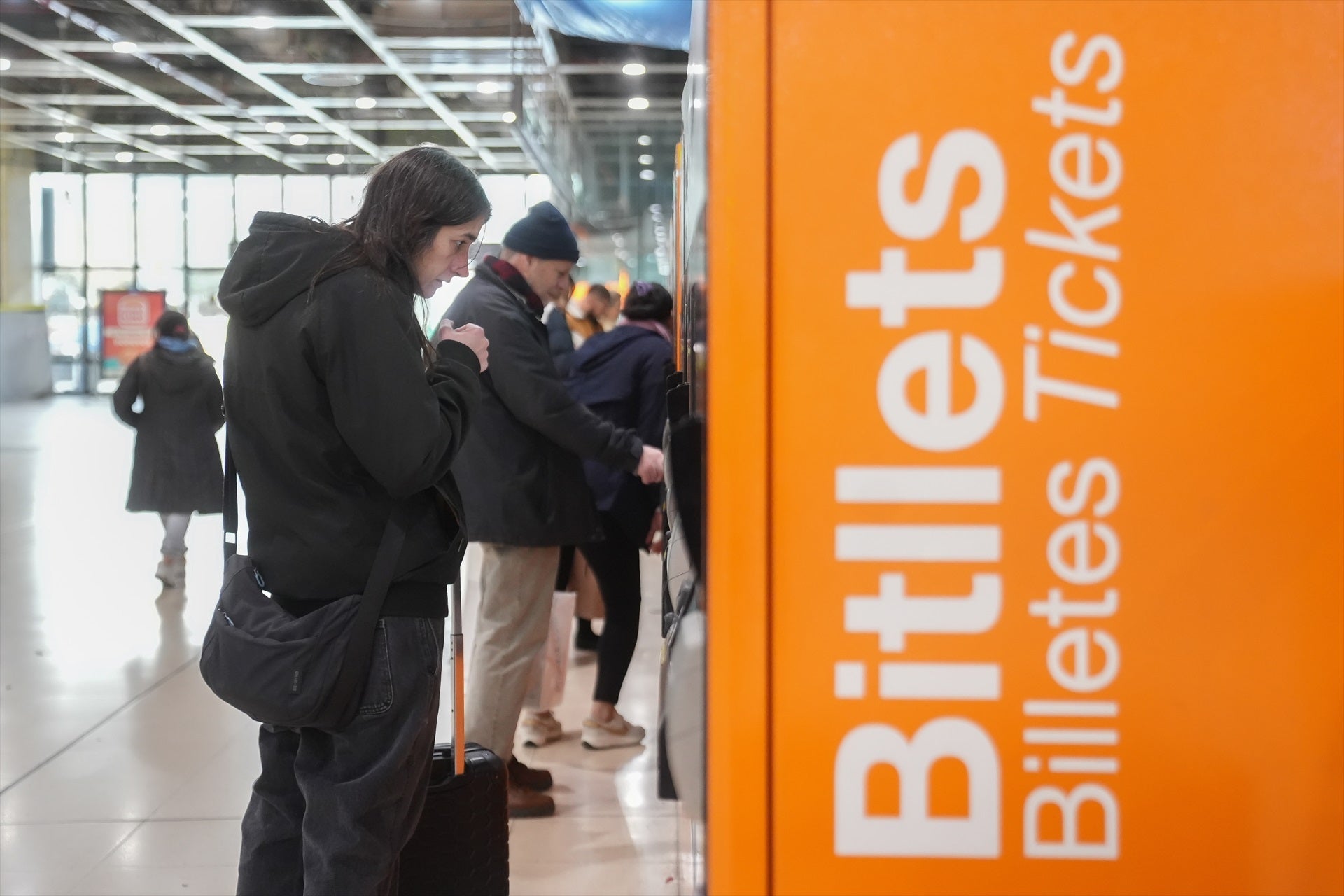 Usuarios en la estación de Sants retirando un billete de tren | David Zorrakino / Europa Press