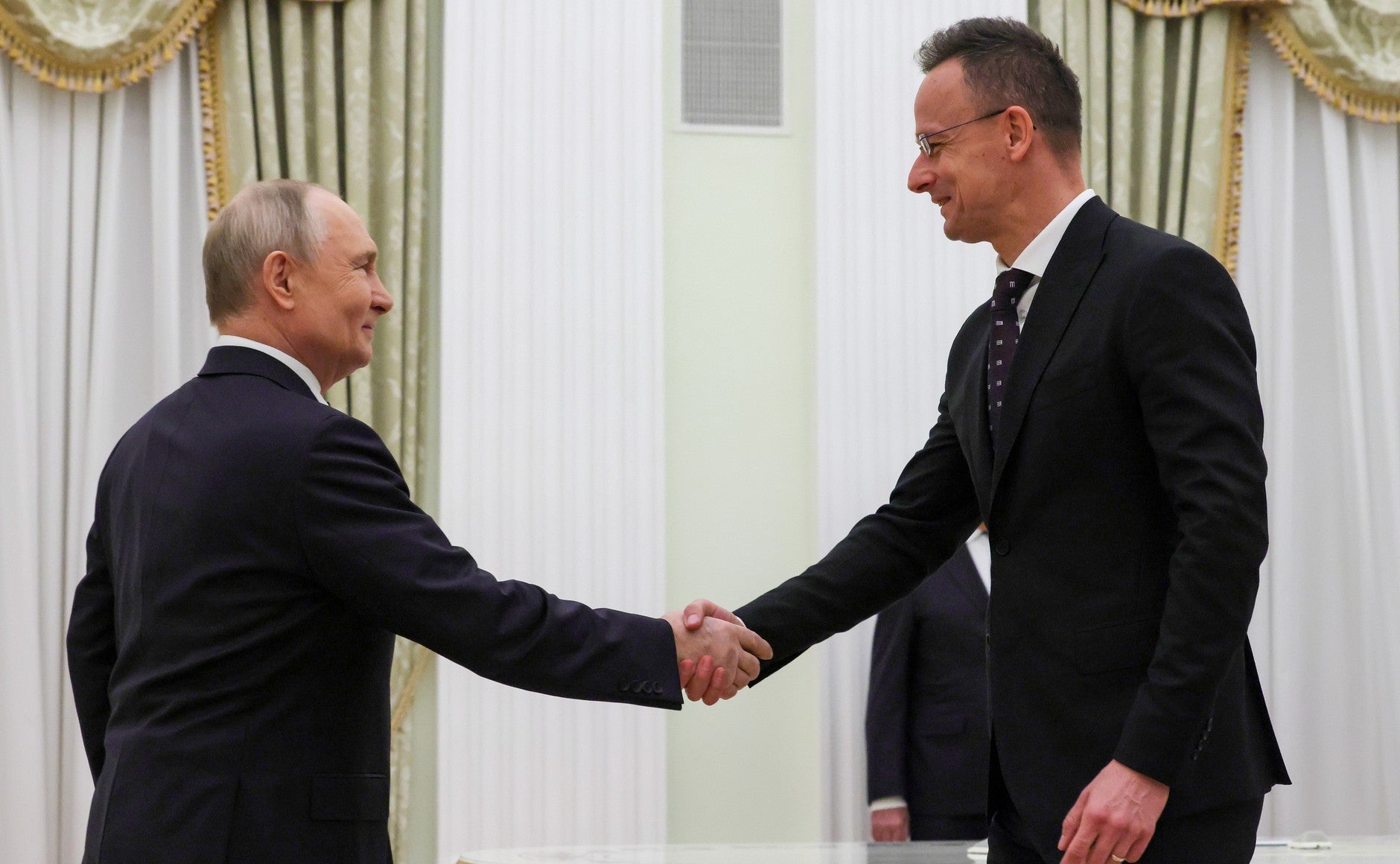 El president rus Vladimir Putin (L) dona la mà al ministre d'Afers Exteriors hongarès Peter Szijjarto abans de la seva reunió al Kremlin. - / Kremlin / dpa - (Europa Press)