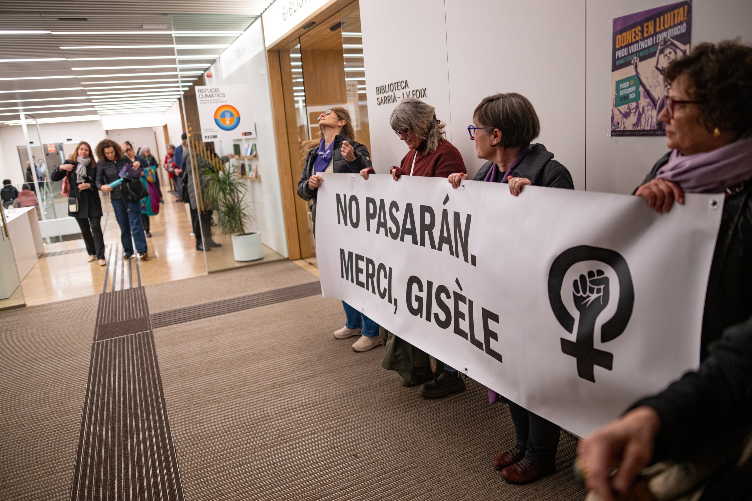 Diverses persones durant la presentació de les memòries 'Un himne a la vida', de Gisèle Pelicot. Lorena Sopêna / Europa Press