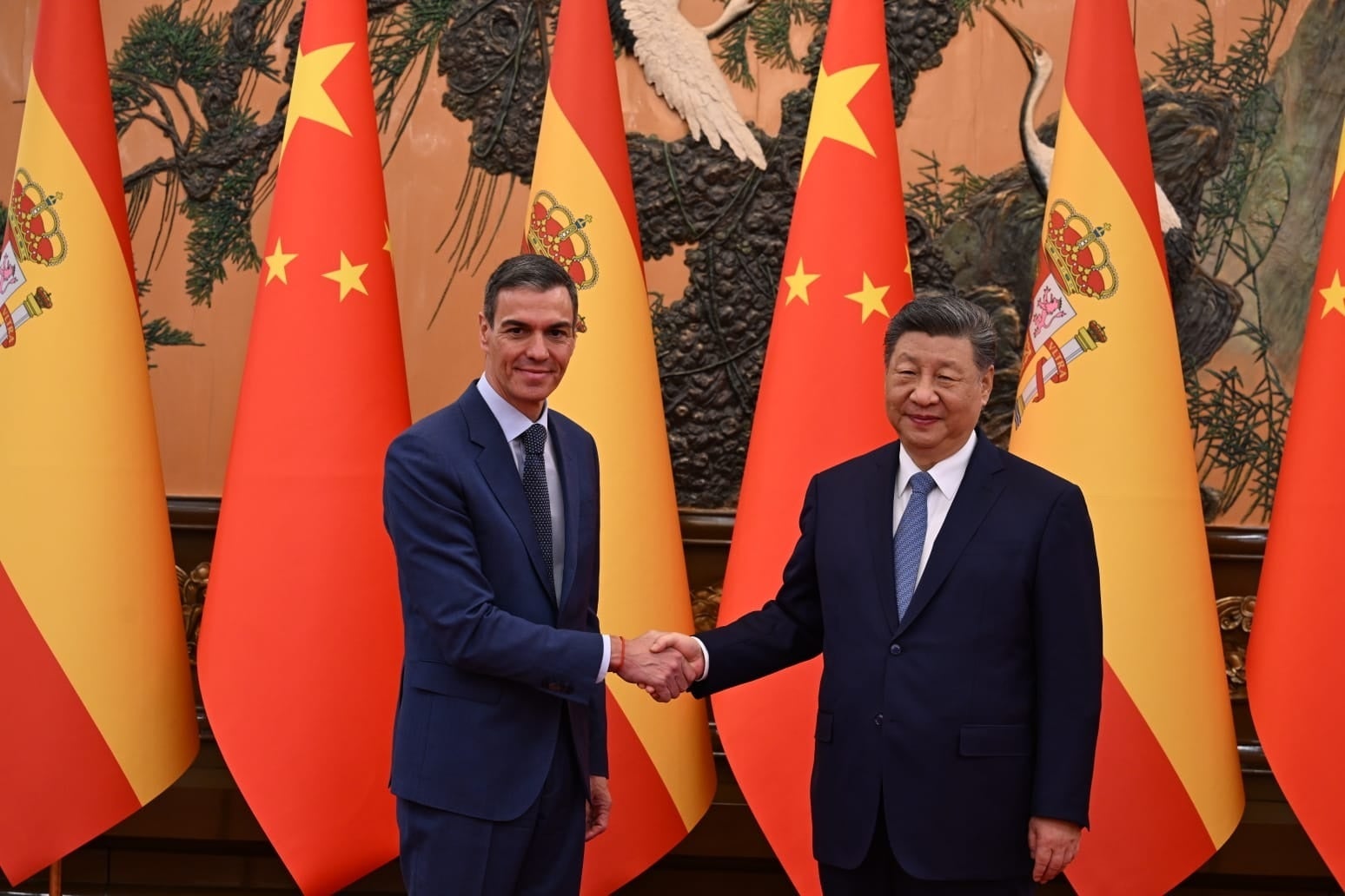 El president del Govern, Pedro Sánchez, i el seu homòleg xinès, Xi Jinping, en el Gran Palau del Poble de Pequín | Europa Press REMITIDA / HANDOUT por Pool Moncloa / Fernando Calvo