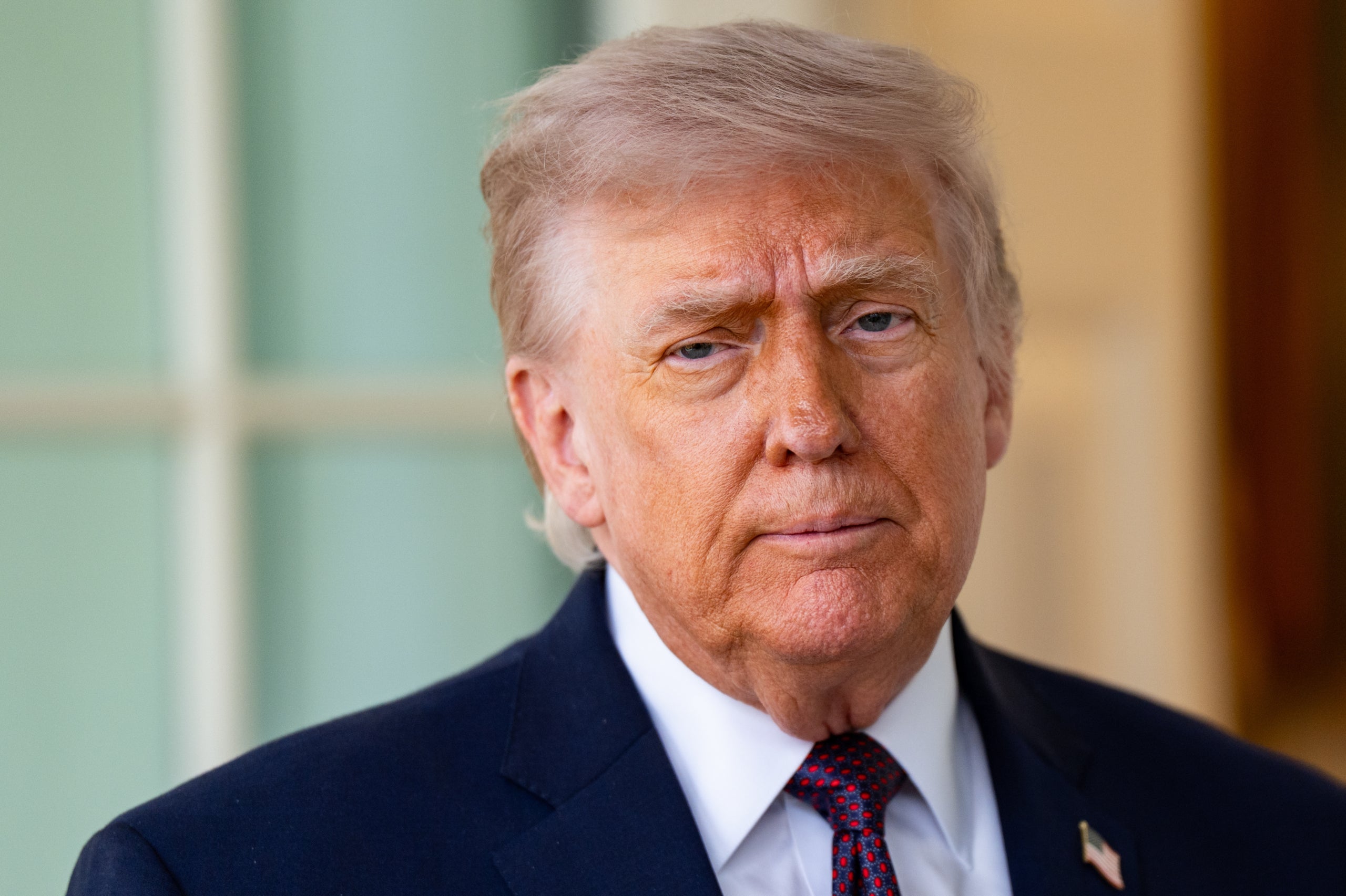  El president dels Estats Units, Donald Trump, parla amb els membres dels mitjans de comunicació fora de l'Oficina Oval de la Casa Blanca a Washington.
 Europa Press / Contacto / Salwan Georges