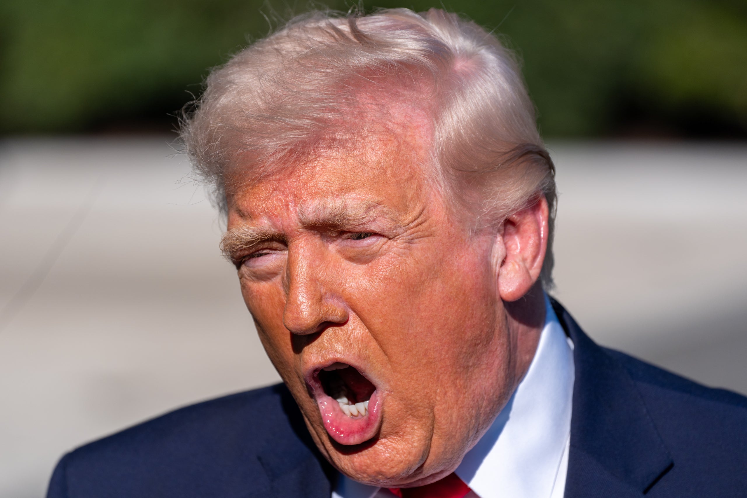 Donald Trump parla als mitjans de comunicació abans d'enlairar-se amb el Marine One des de South Lawn de la Casa Blanca. Europa Press / Contacto / Jen Golbeck