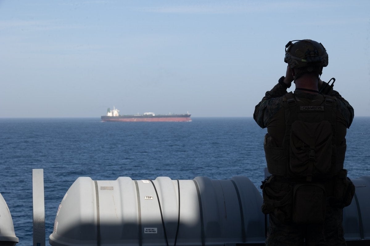  Un marini a bord del transport amfibi 'USS Nova Orleans' (LPD 18) durant el bloqueig imposat als ports iranians. REMITIDA / HANDOUT por CENTCOM (Europa Press)