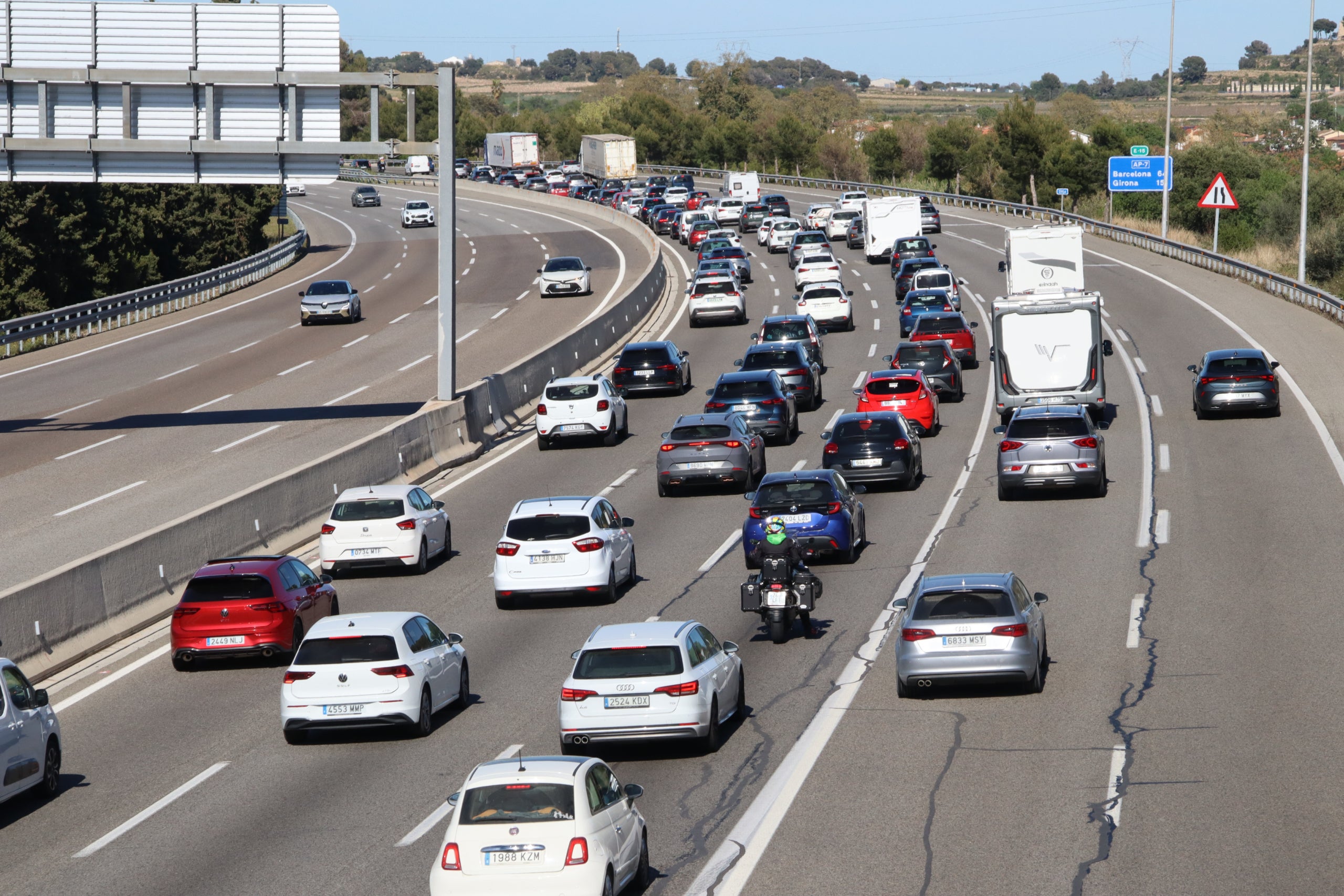 Imatge de trànsit dens i lleugeres retencions a l'AP-7 en sentit nord al seu pas per Santa Oliva, aquest dilluns | Eloi Tost (ACN)